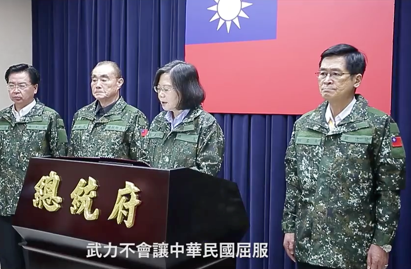 總統府祕書長吳釗燮和蔡總統穿的迷彩服,左臂都未見國旗臂章。(國防部提供)