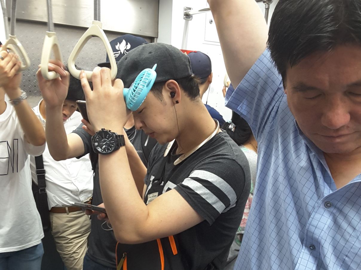 攜帶型風扇，近來在南韓成為民眾對抗酷暑的人氣商品。