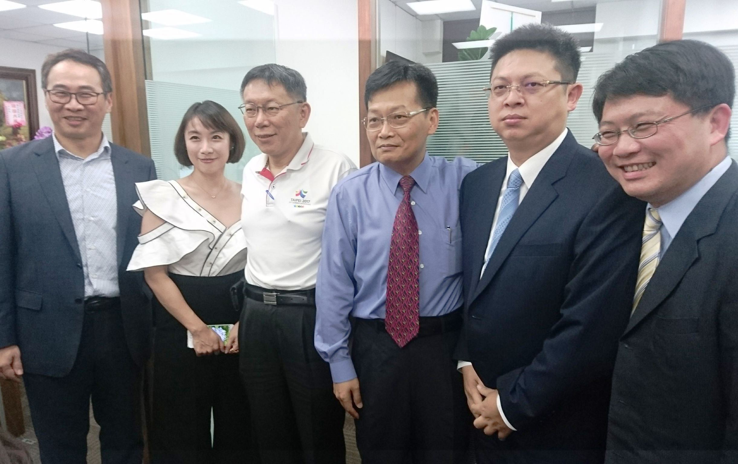 柯文哲以私人行程現身,力挺好友楊榮宗轉戰律師的開幕酒會,並與該所律師合影。