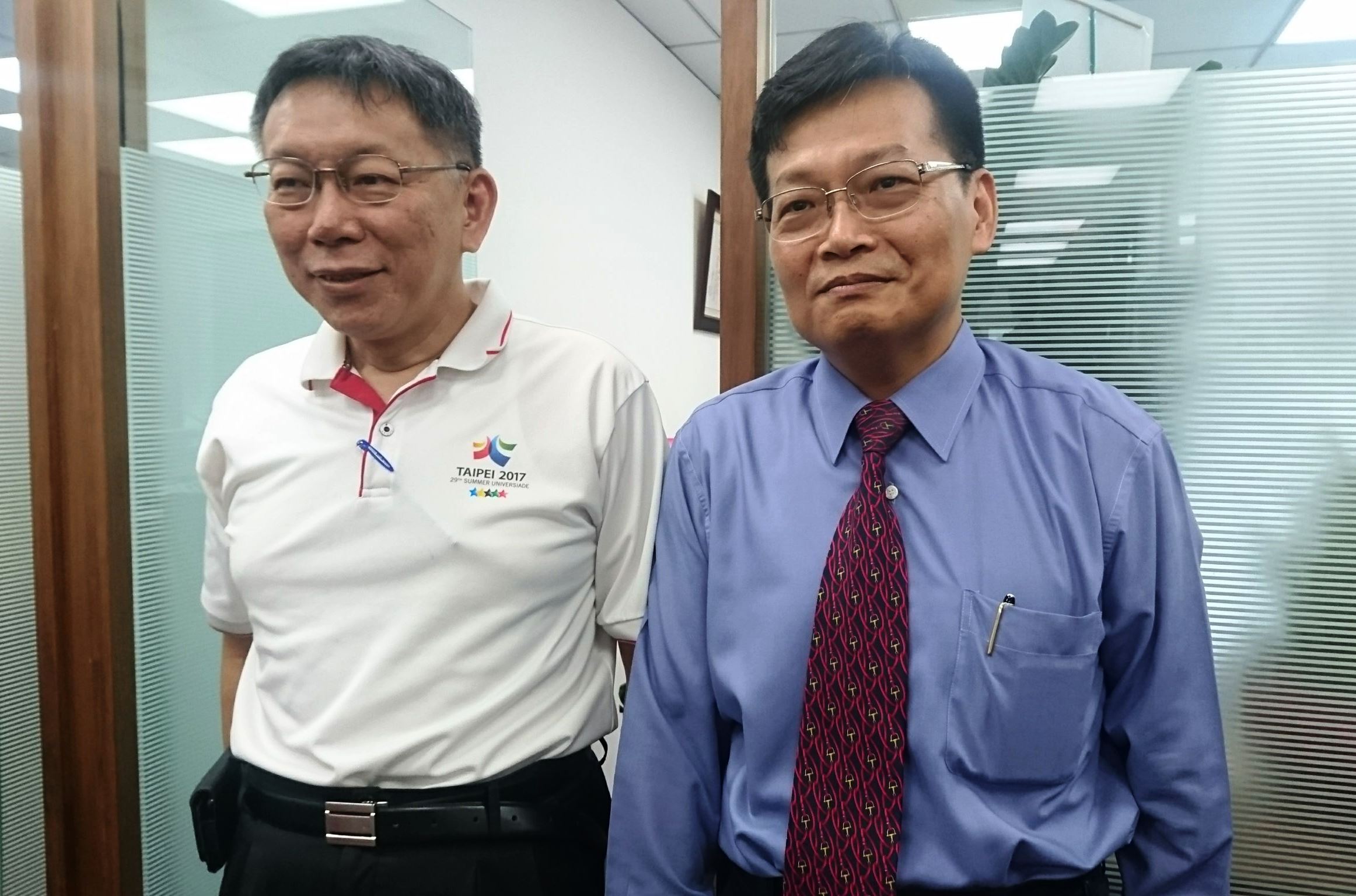 柯文哲（左）以私人行程現身，力挺好友楊榮宗（右）轉戰律師的開幕酒會。