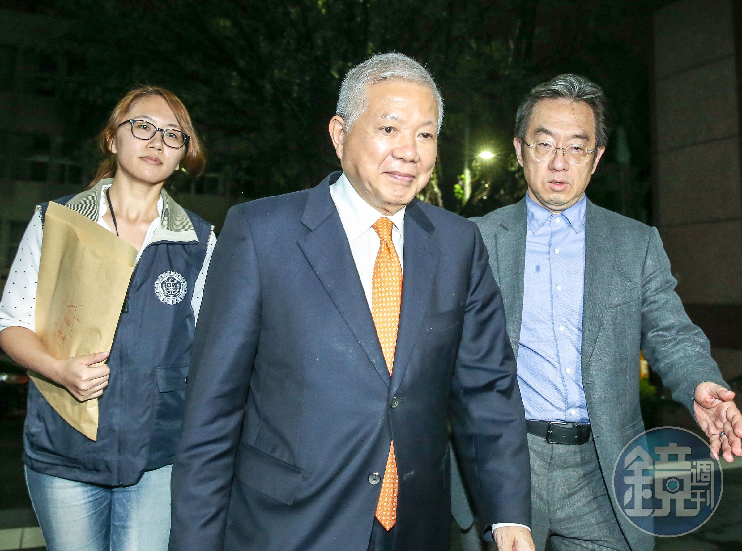 永豐金前董座何壽川（前）因三寶案遭收押，下週羈押期將屆滿。（中央社）