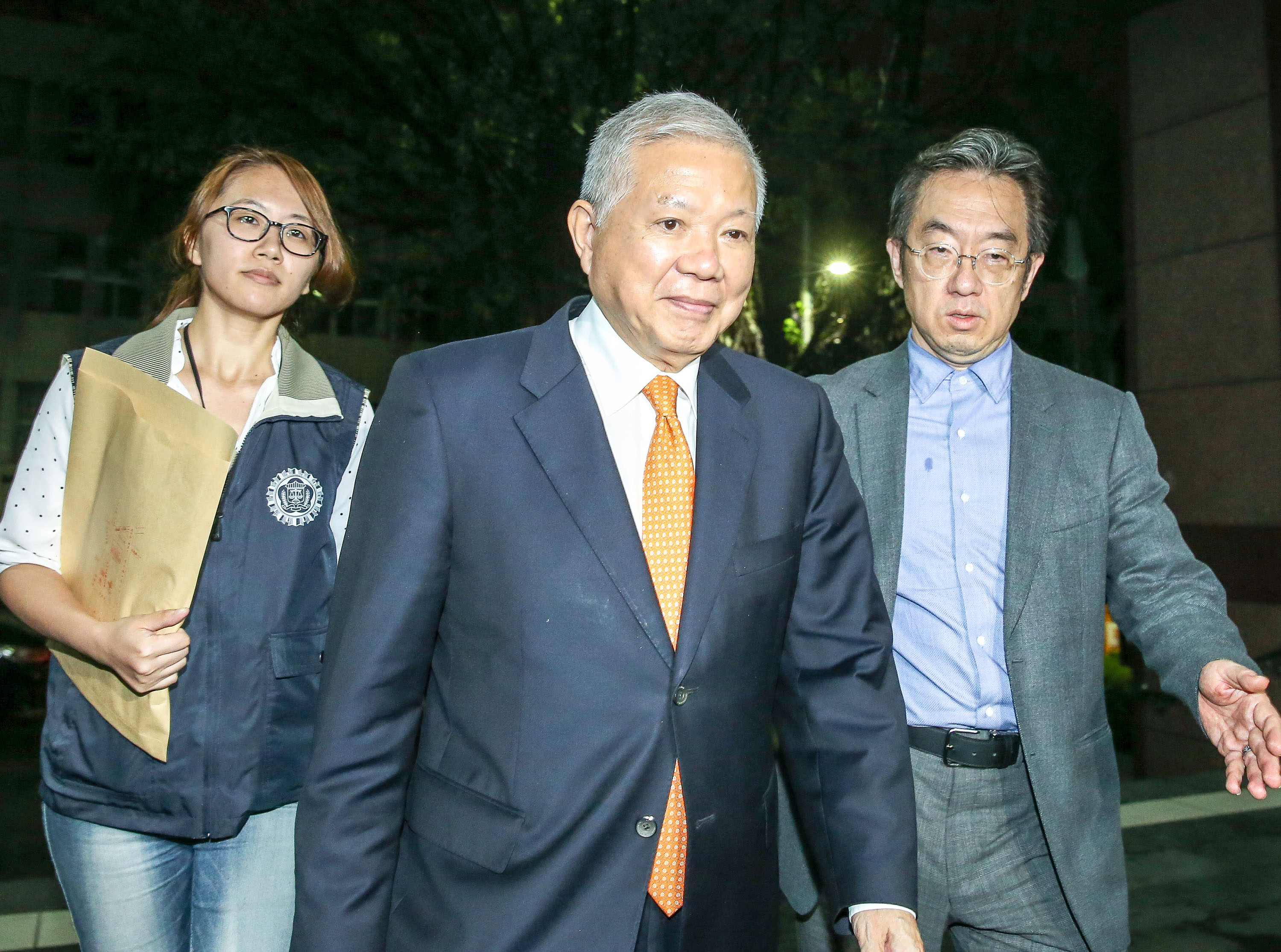 永豐金前董座何壽川（前）因三寶案遭收押，下週羈押期將屆滿。（中央社）