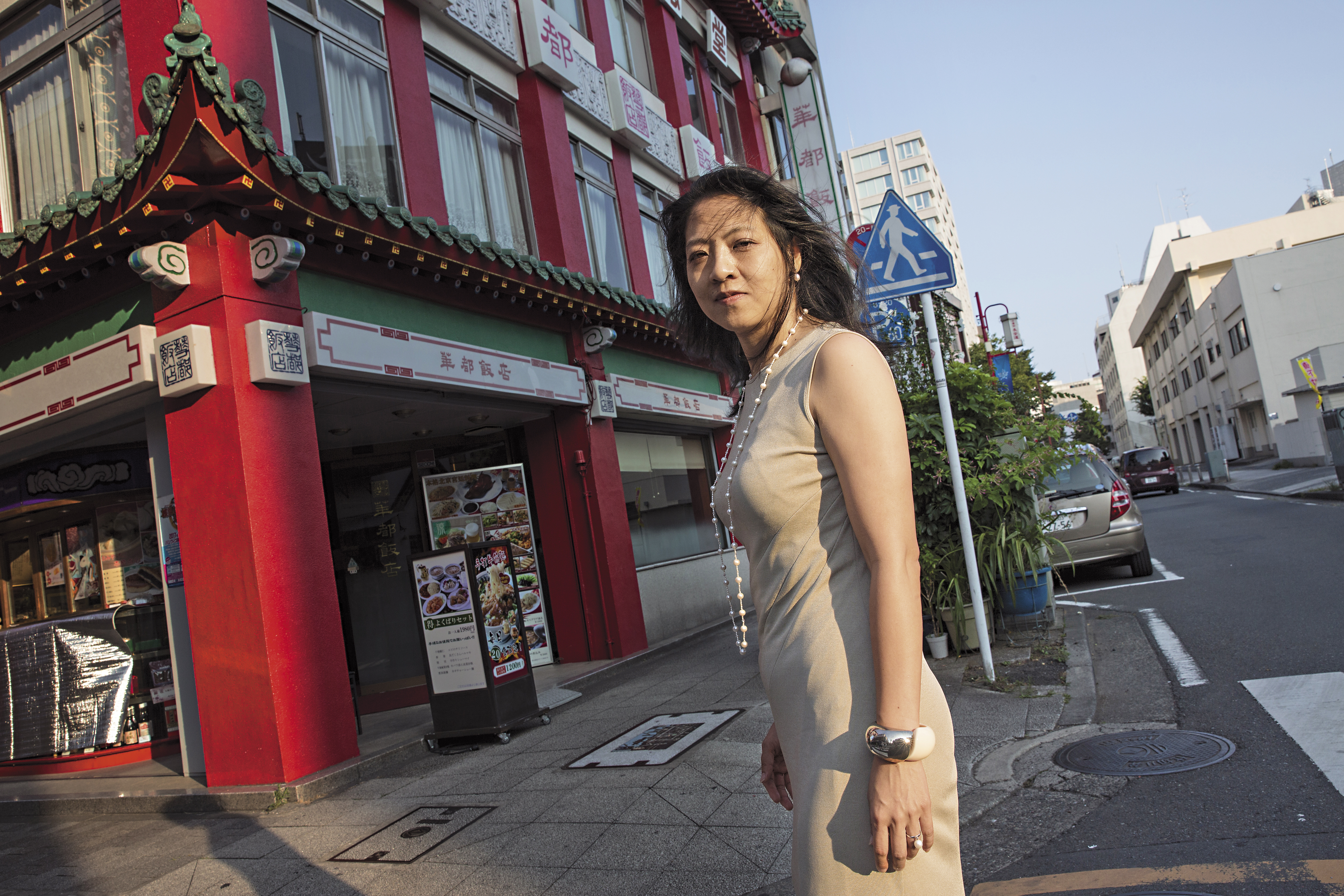 中華街是陳天璽從小到大生長的地方，結了婚也和丈夫、小孩回到自家開的「華都飯店」旁邊定居。