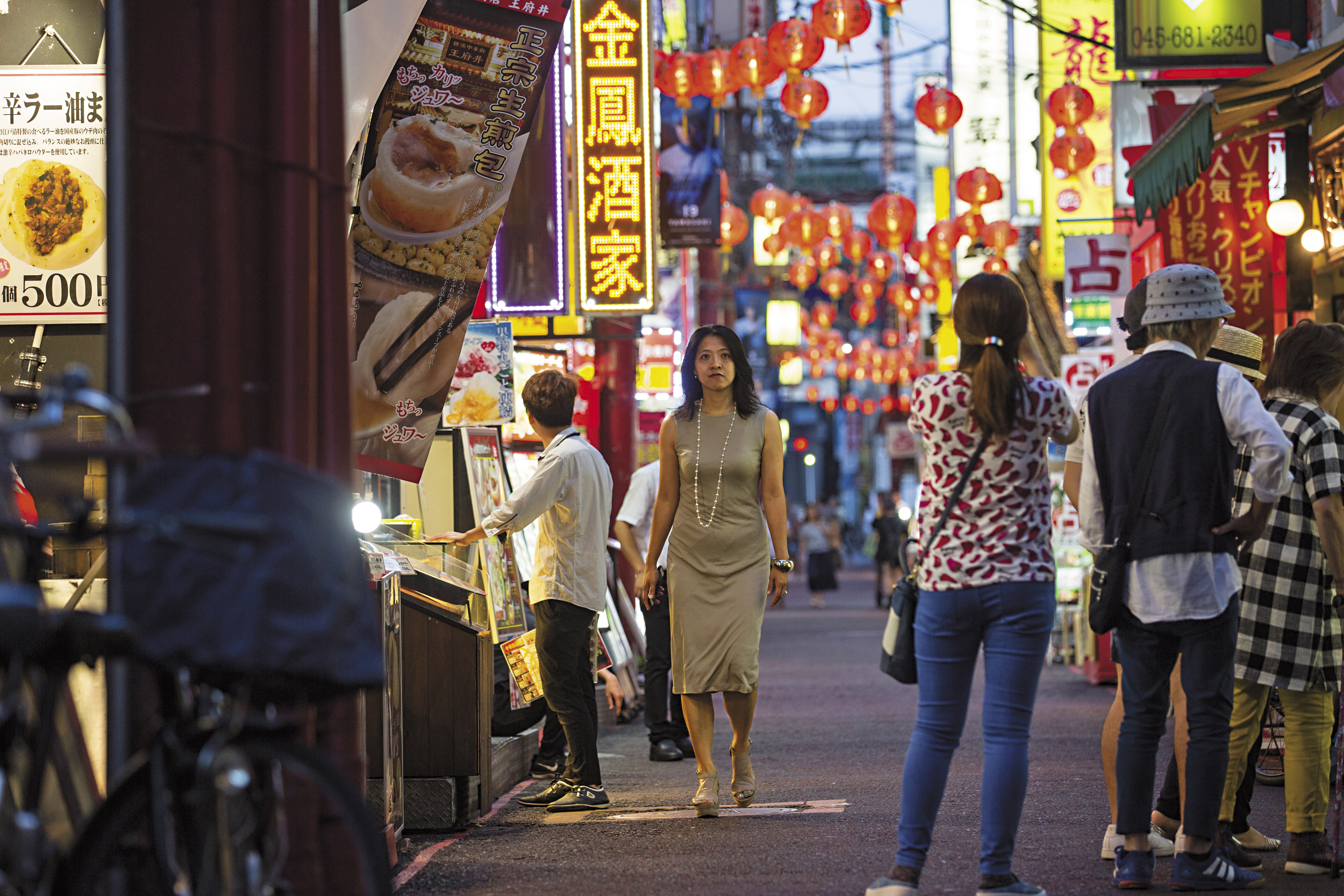 小時候，陳天璽常跟鄰居流連在中華街的巷弄玩捉迷藏，有時玩得太晚回家，就會被母親罰跪。