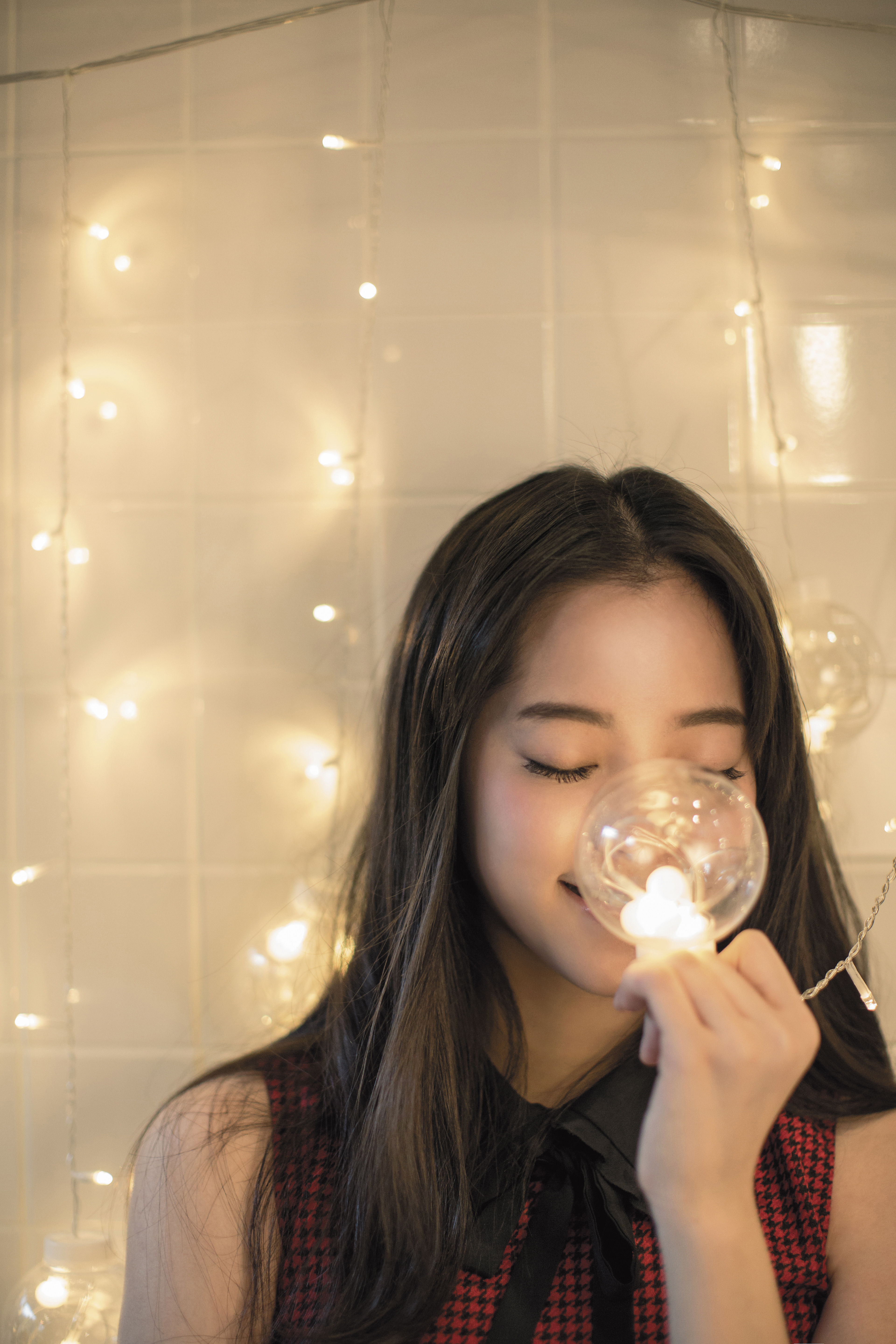 青春正好的歐陽娜娜說自己：「雖然可能做著心智成熟一點的人在做的事情，但是內心還是一個小孩。 」