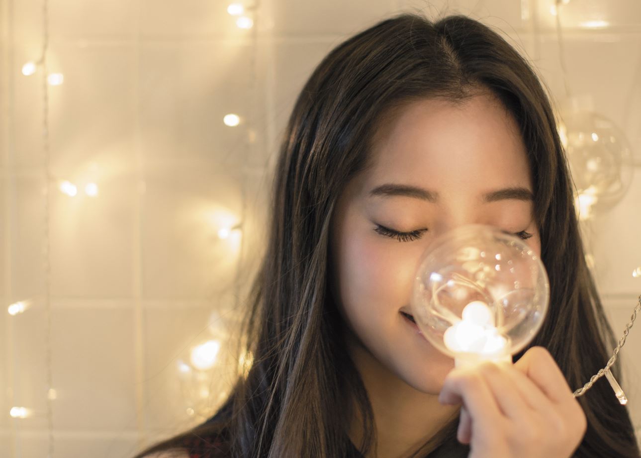 青春正好的歐陽娜娜說自己：「雖然可能做著心智成熟一點的人在做的事情，但是內心還是一個小孩。 」