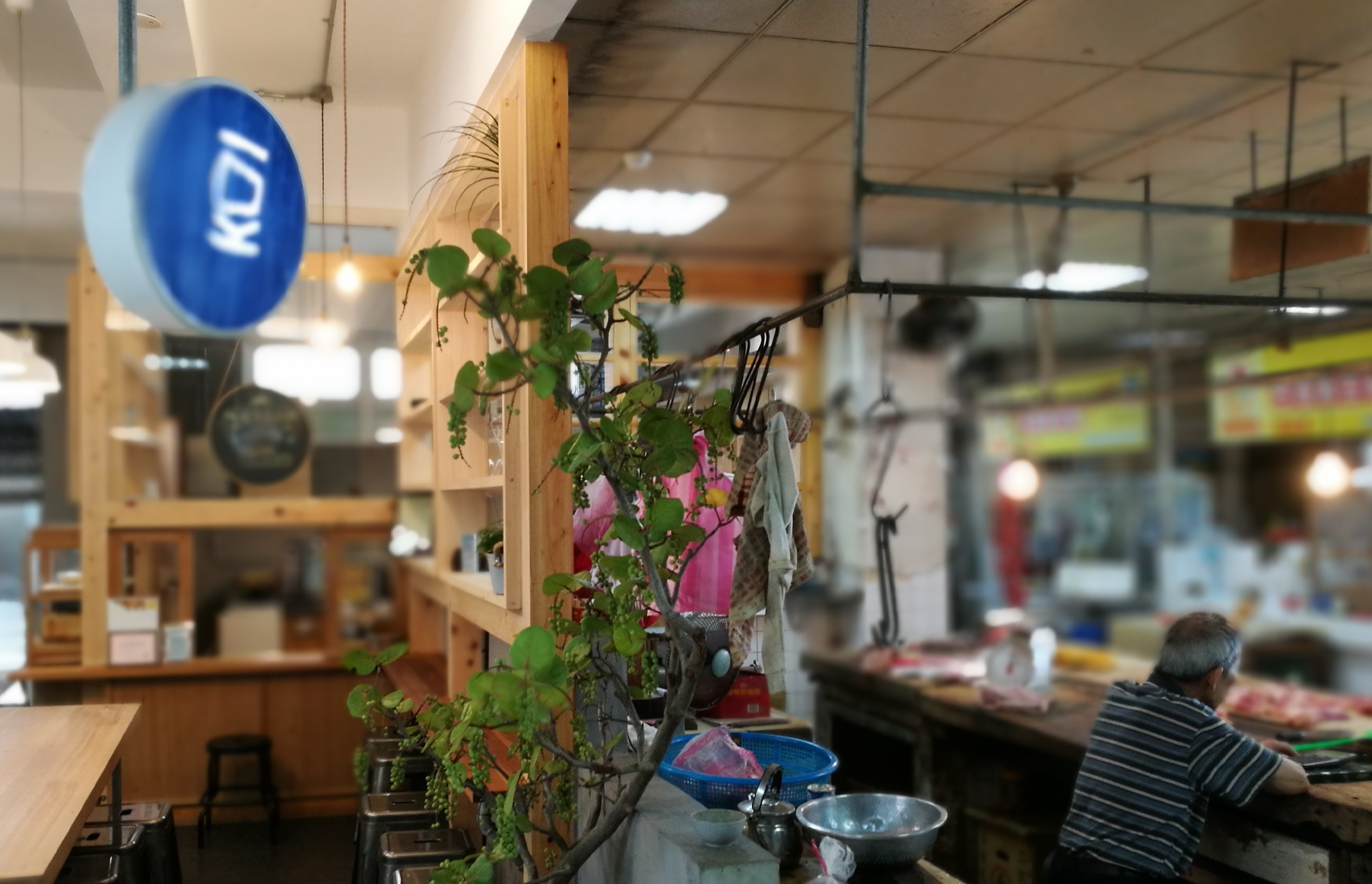 「飛魚食染」位在宜蘭冬山市場內，一旁就是豬肉攤，兩者形成有趣對比。