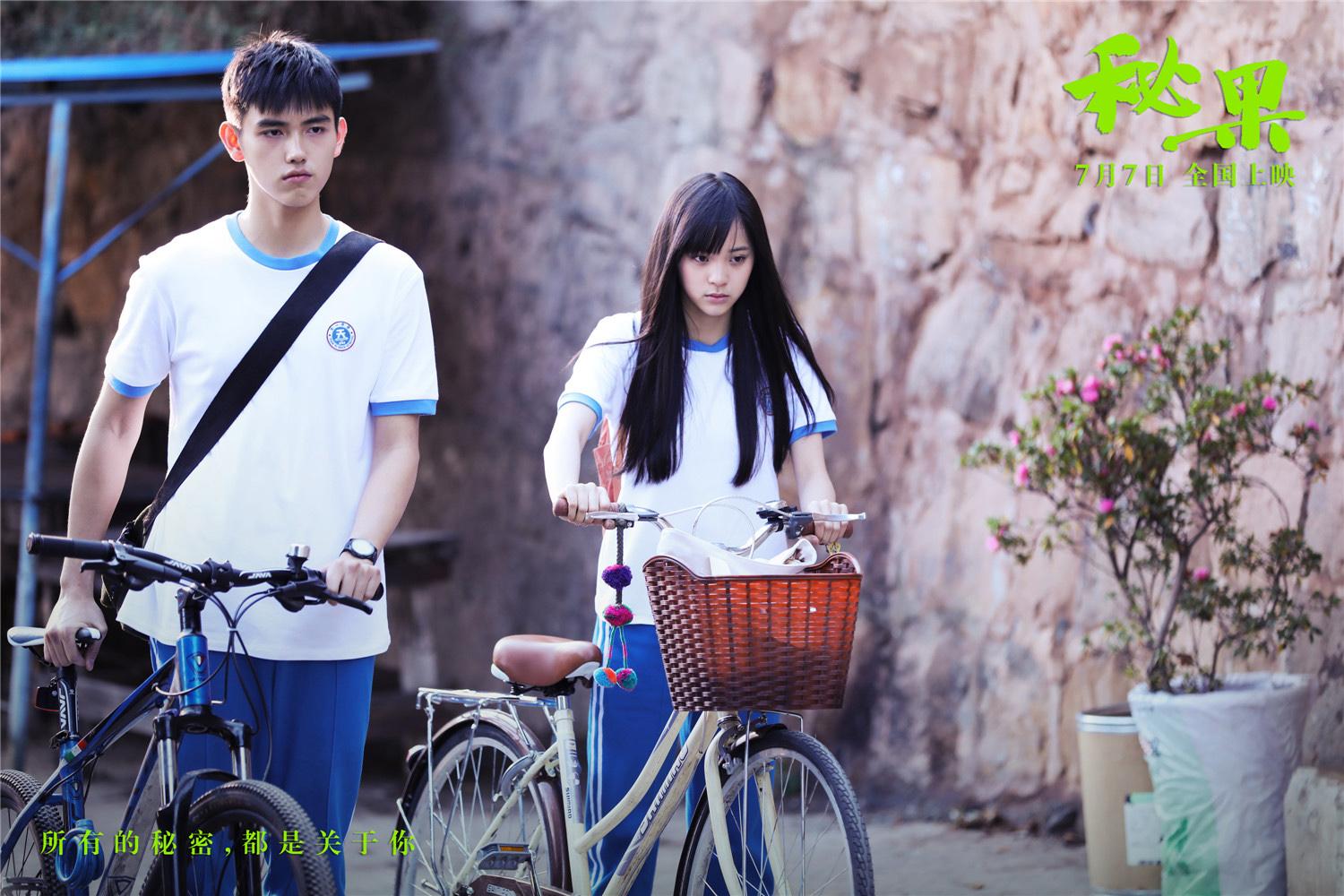 中國青春校園片接二連三,歐陽娜娜(右)與陳飛宇主演的《秘果》票房也受影響。圖取自東方IC