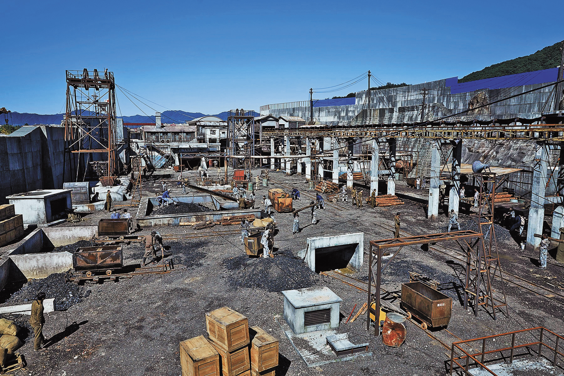 劇組在春川市的前美軍基地，以實物搭建軍艦島的煤礦場，重現當時勞工被虐待的氣氛。