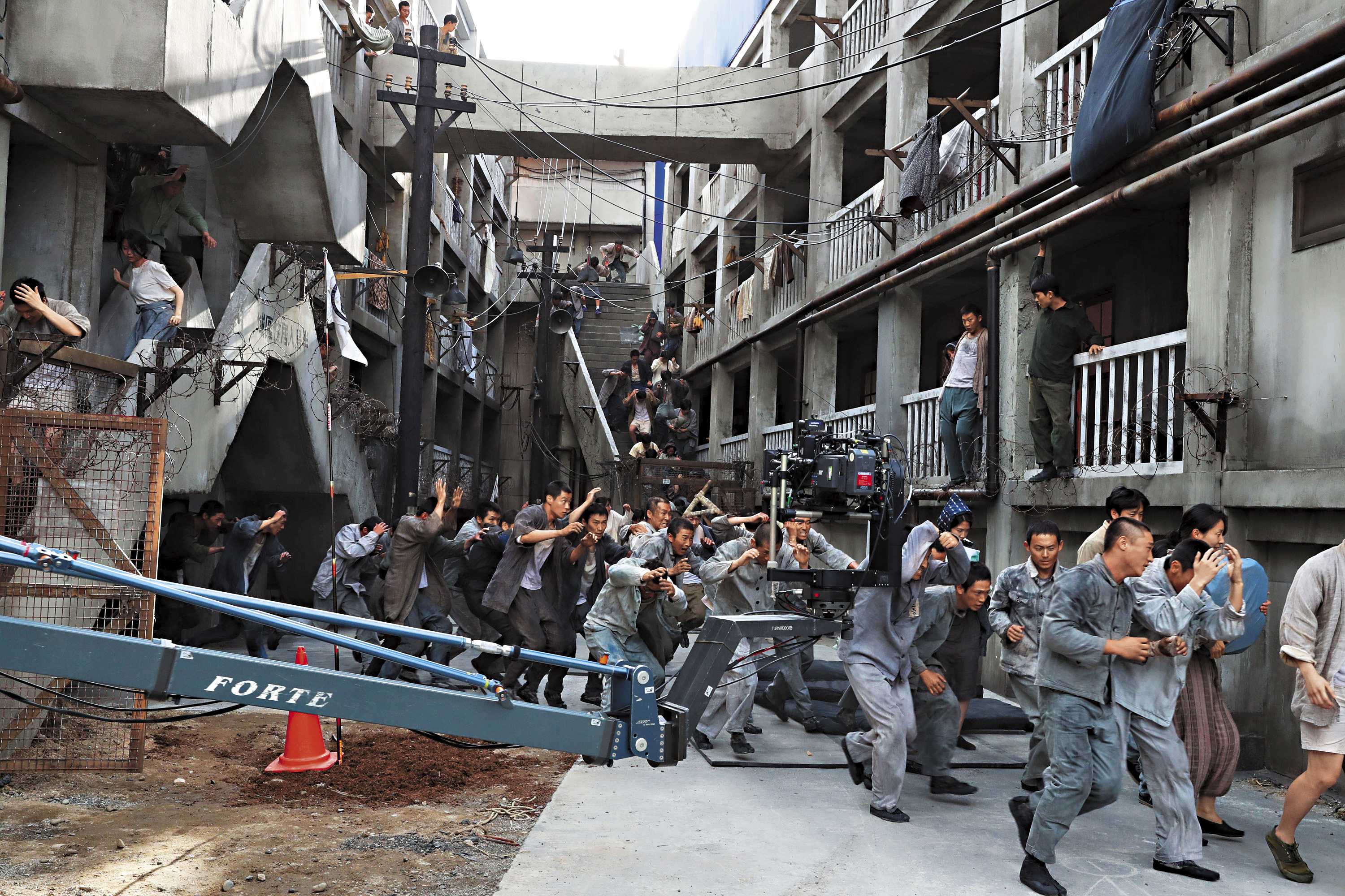 柳昇完不想讓演員們在綠幕前假演戲，展開重現軍艦島計畫，連帶讓製作費飆高到韓幣220億元（約新台幣6億元）。