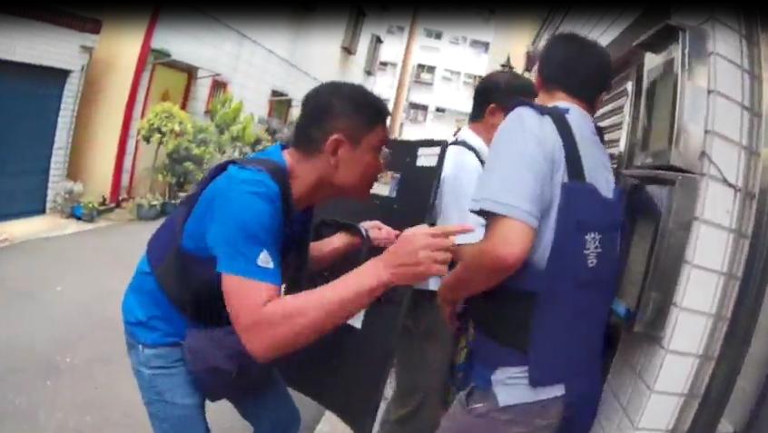 警方獲報派出警力破門攻堅，逮捕槍擊犯。