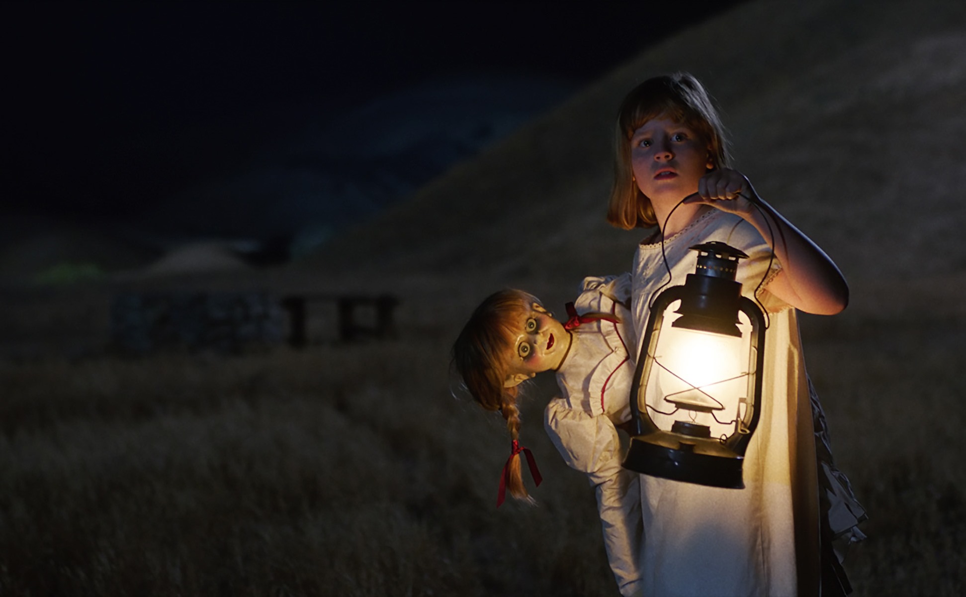 洋娃娃安娜貝爾有張圓圓的臉，全身上下全部違和，《安娜貝爾：造孽》解釋了她的前世今生。（華納兄弟提供）