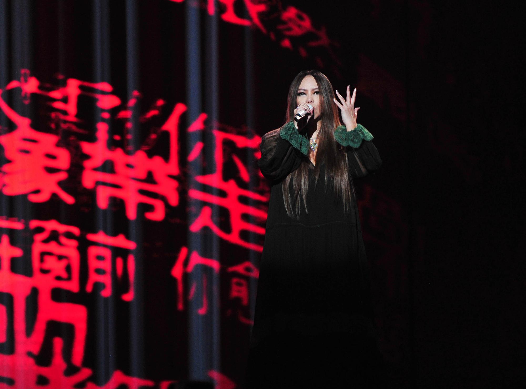 今年金曲獎，張惠妹特別在典禮上獻唱恩師張雨生的經典歌曲。