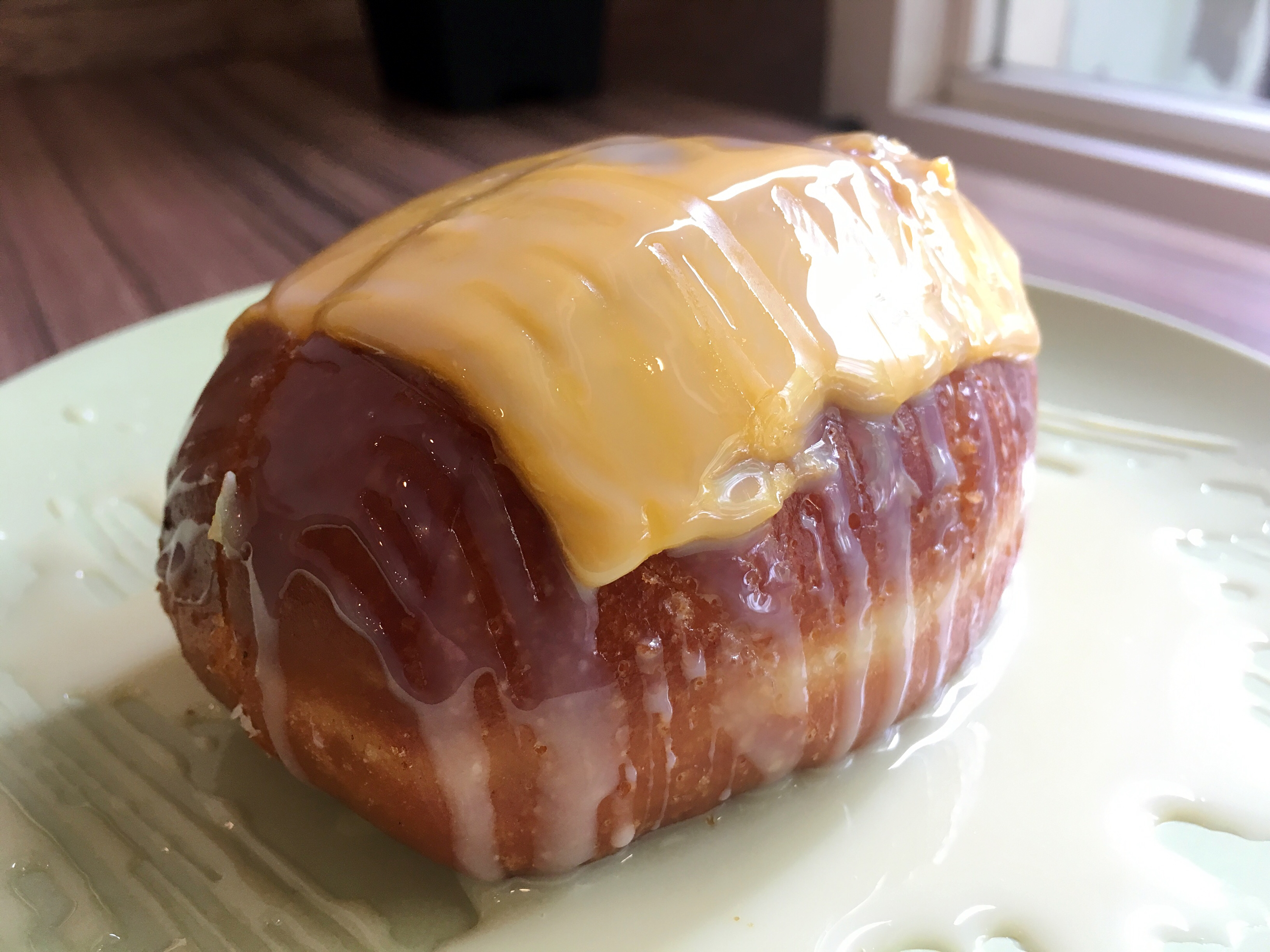 炸到酥黃的手工饅頭，擺片起司，淋上煉乳，這吃法真的太邪惡！