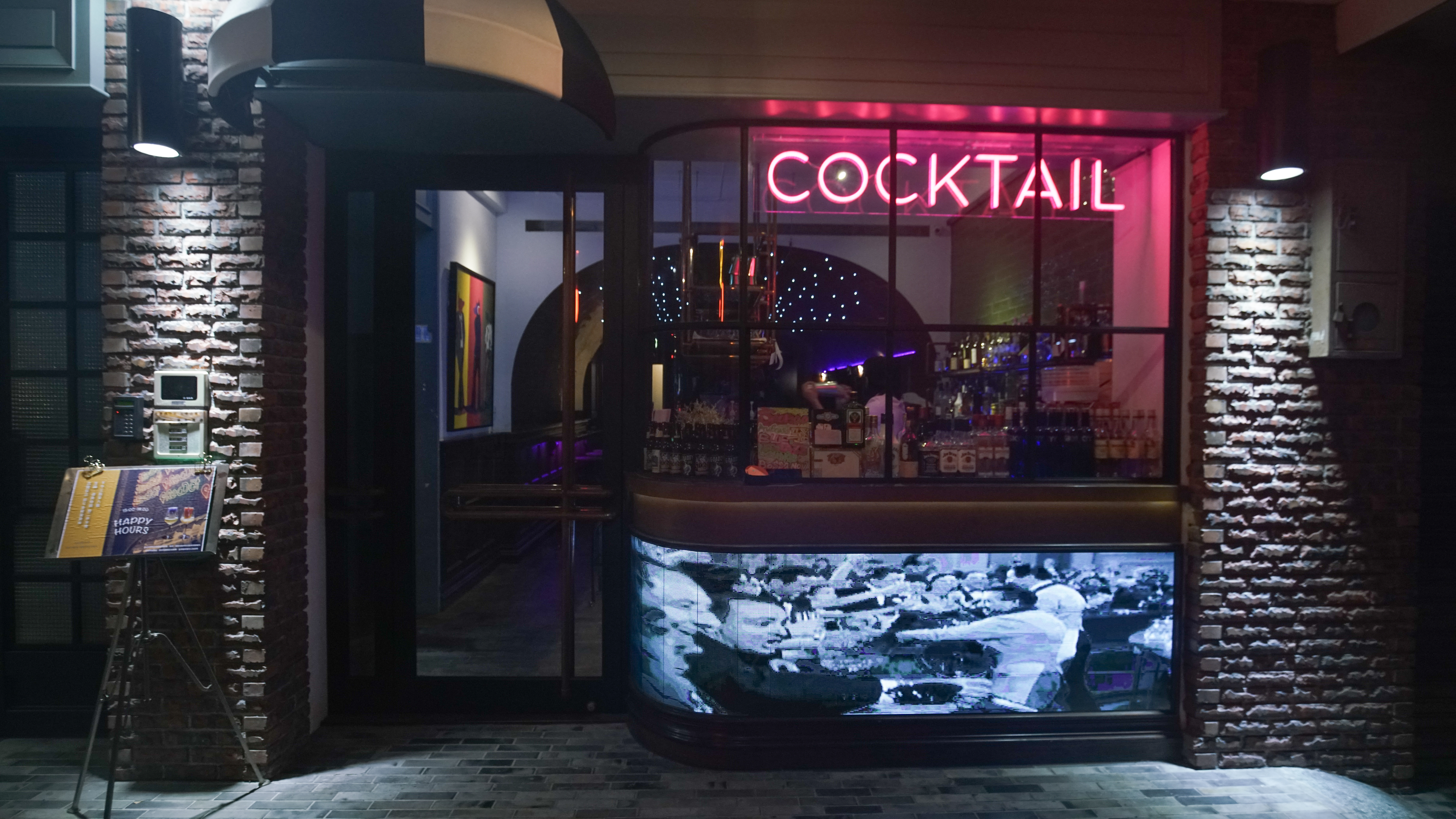 光影流動的酒吧引人入內。