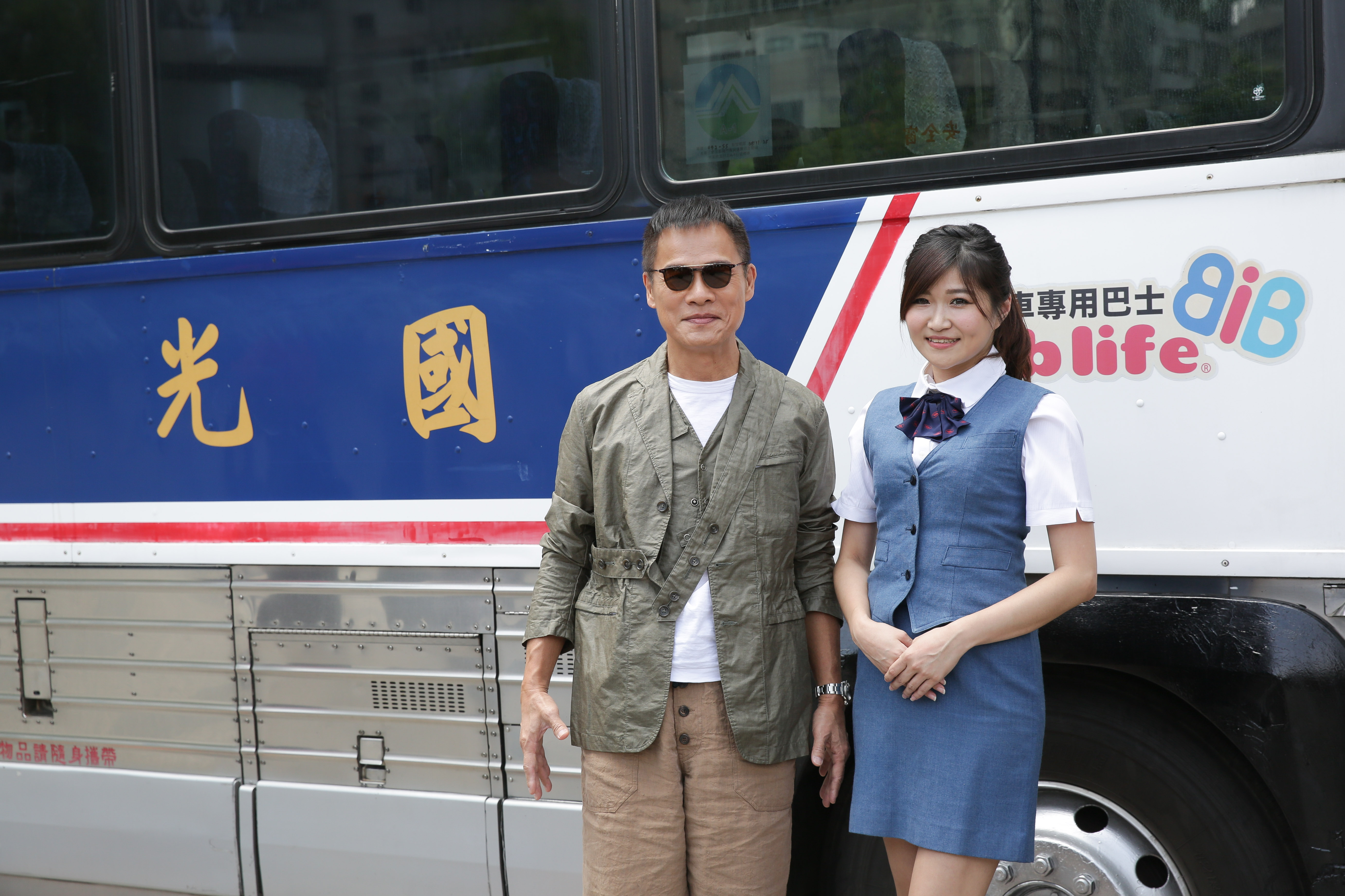 羅大佑從國光號上走下來，想起大學時趕夜車往來台北台中的時光。