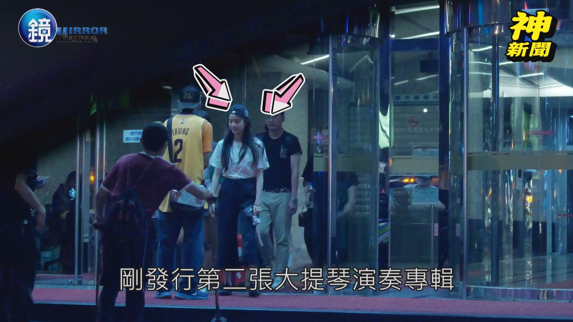 歐陽娜娜果青春無敵，一走出電台就有許多小鮮肉找她合照。