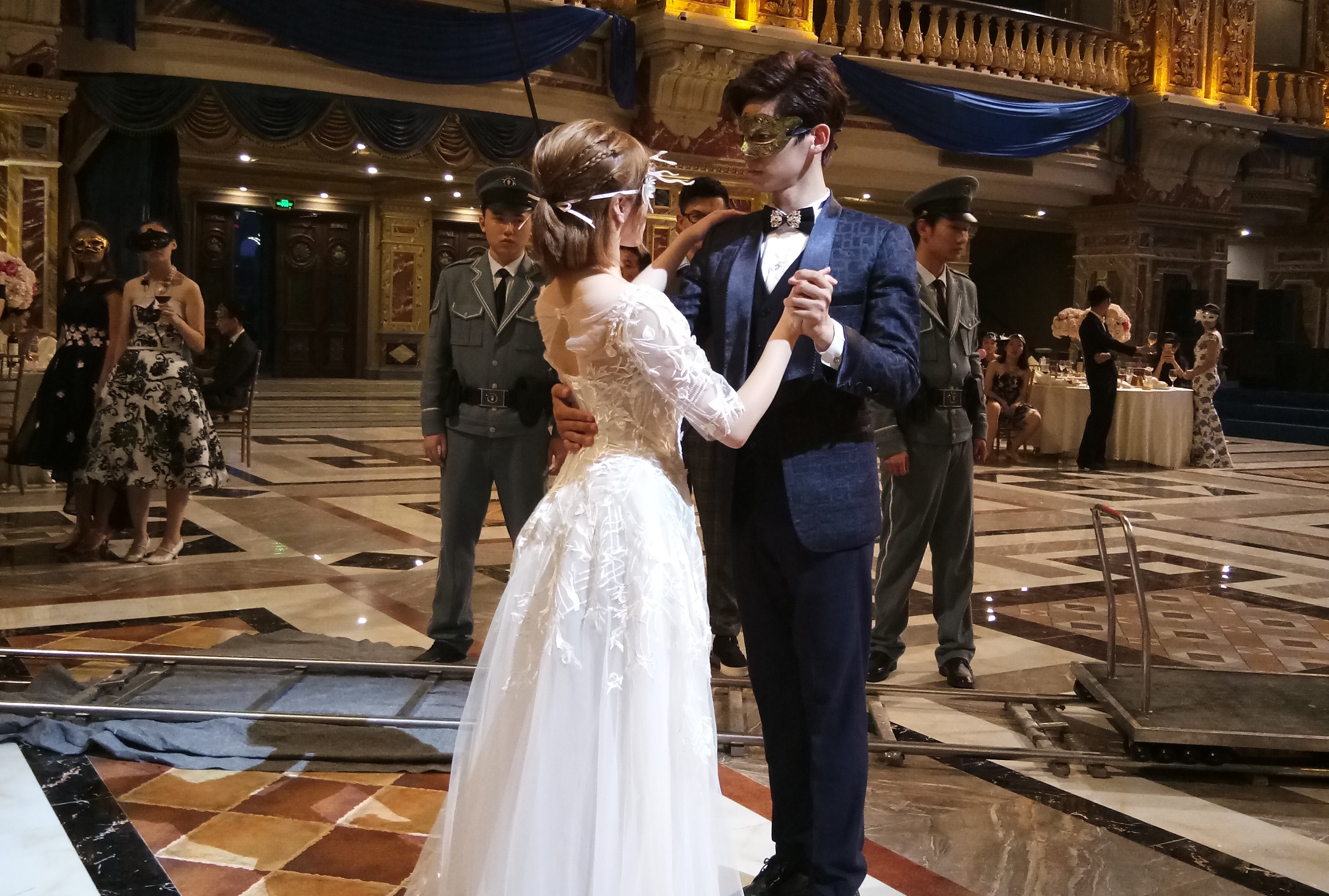 林柏宏拍攝皇宮舞蹈派對，戴上面具。