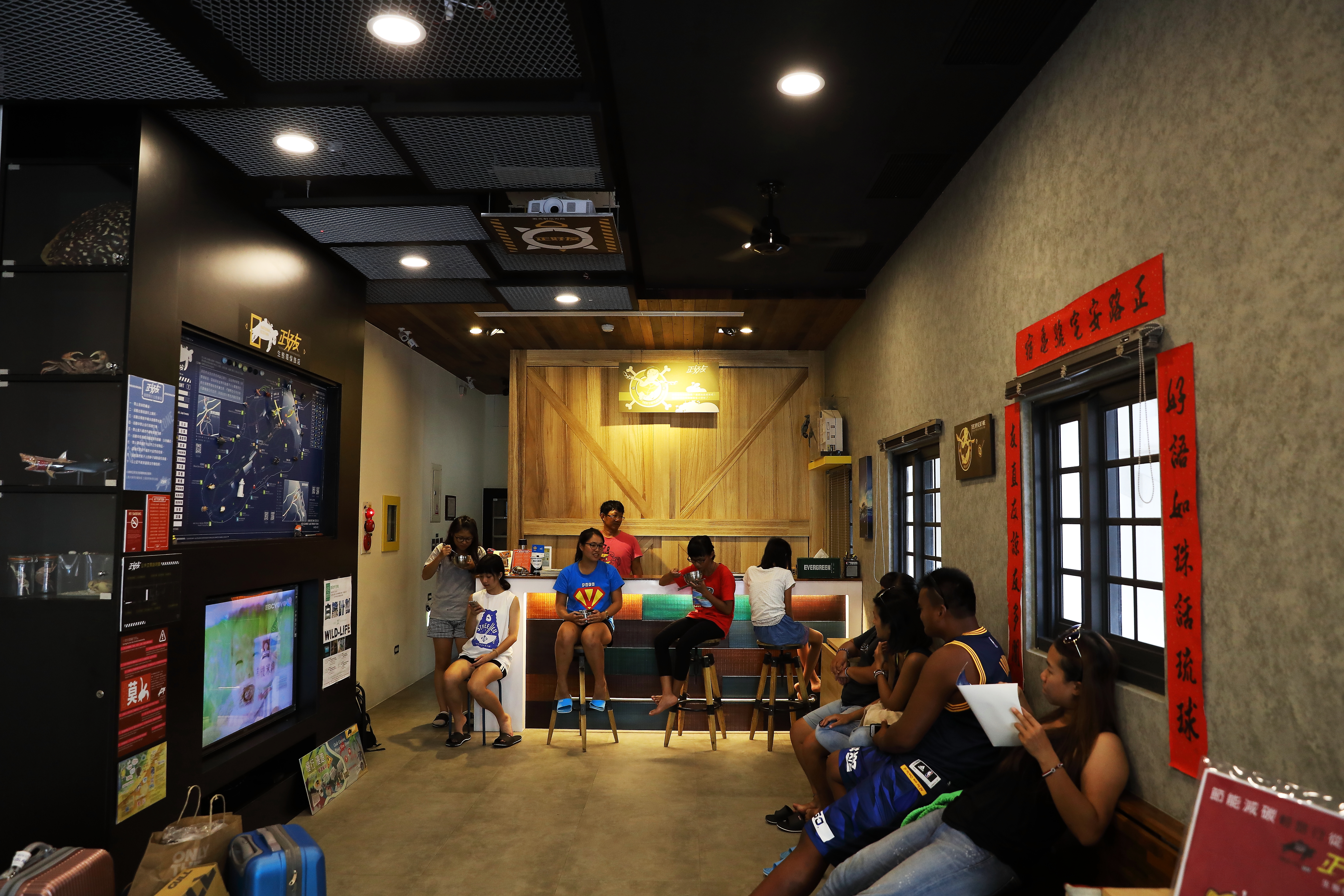 入住「正好友生態環保民宿」時，主人蔡正男會先在大廳講解全島的生態。