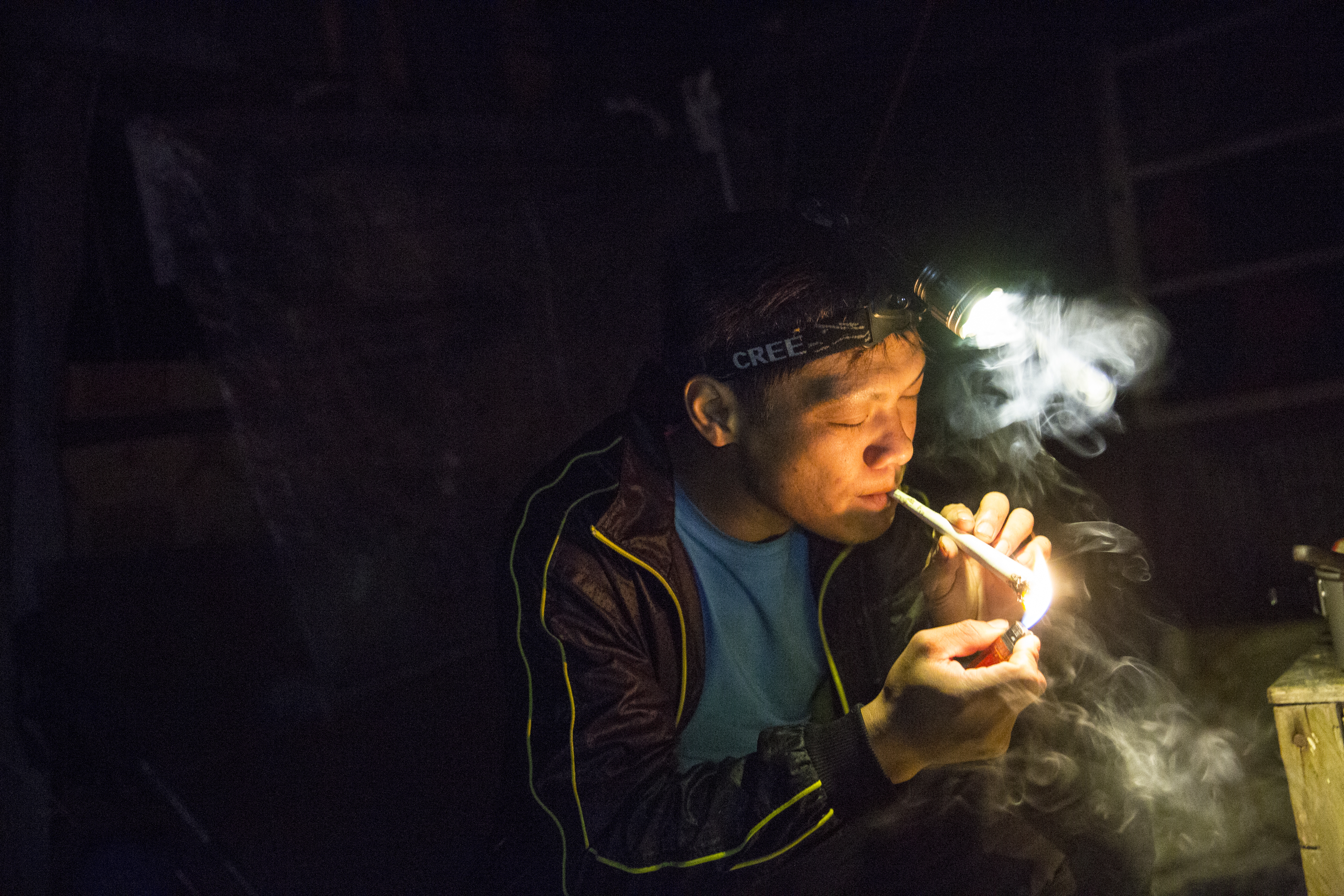 沒有菸抽的日子，山上又遇不到人，老菸槍突發奇想用芒草捲菸。