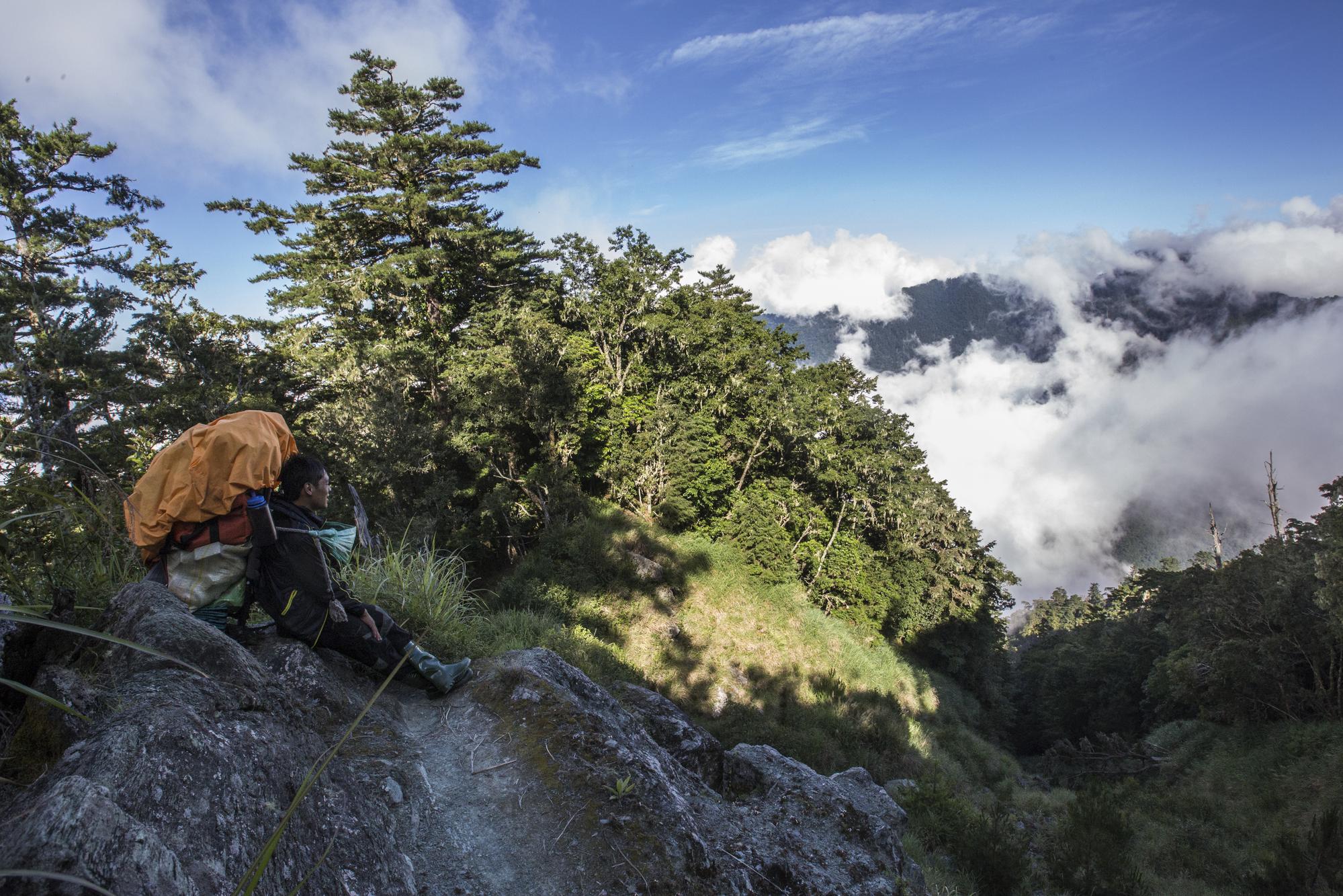 登山協作員時常要背負數十公斤上山,卻缺乏工資及保險保障,很少人能做到超過40歲。