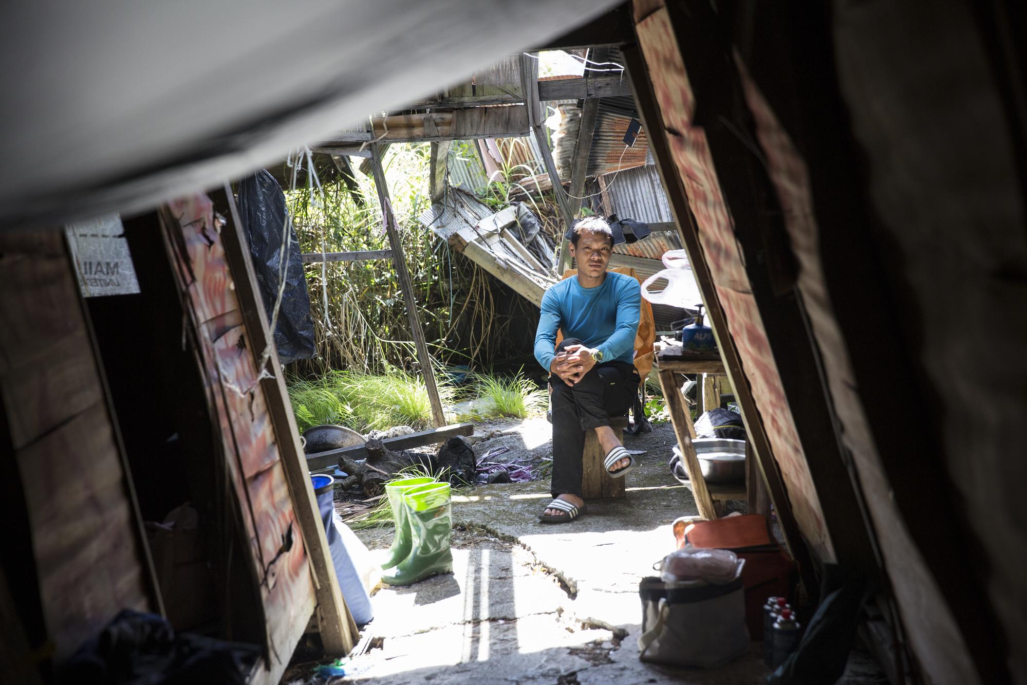 12K工寮地基傾斜,屋頂崩塌,卻是奇萊東稜此行紮營最舒適的地方,工寮內散落雜物,還有不明結晶體。
