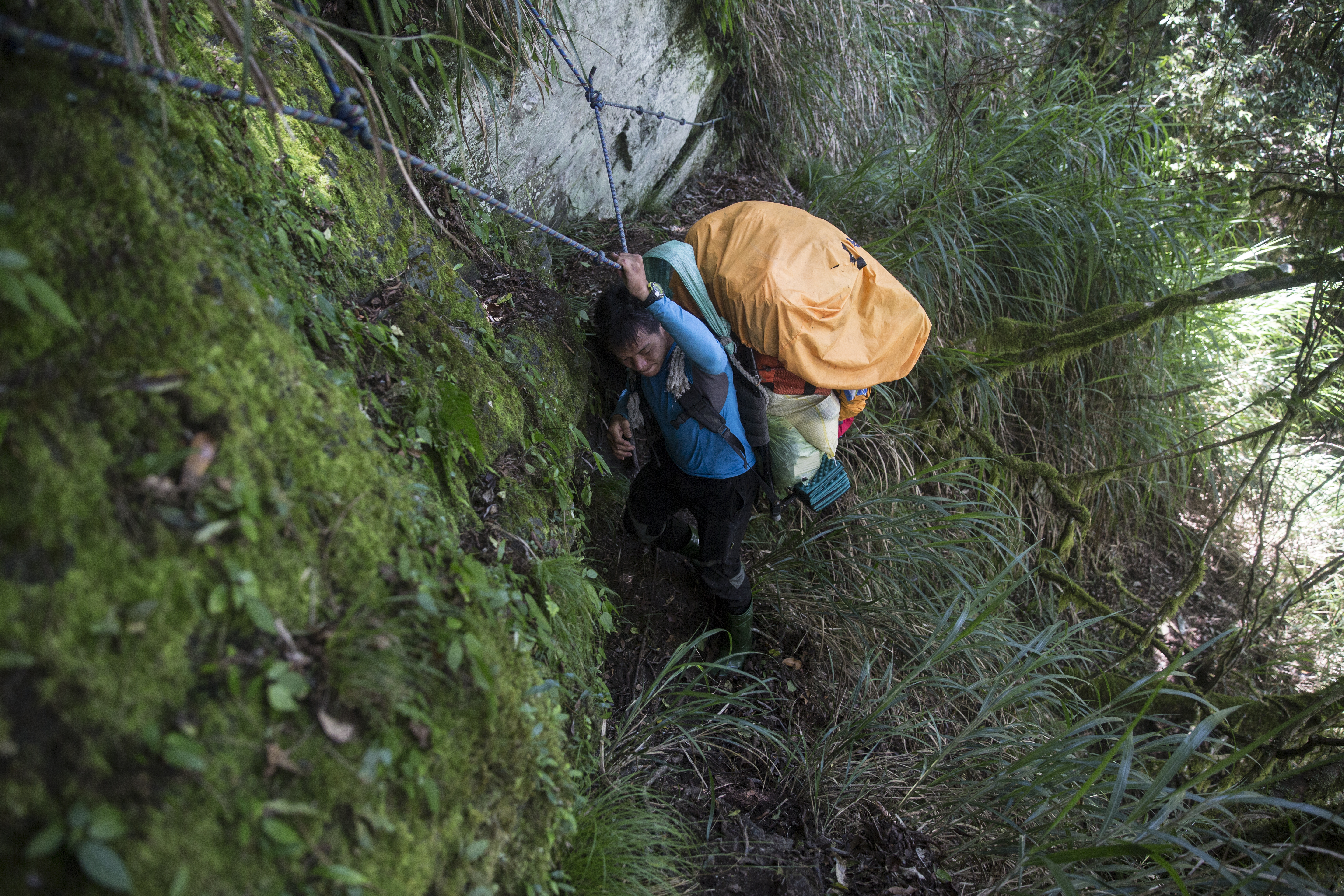 奇萊東稜地形險惡,需拉繩通過,背負重物時容易被卡住。