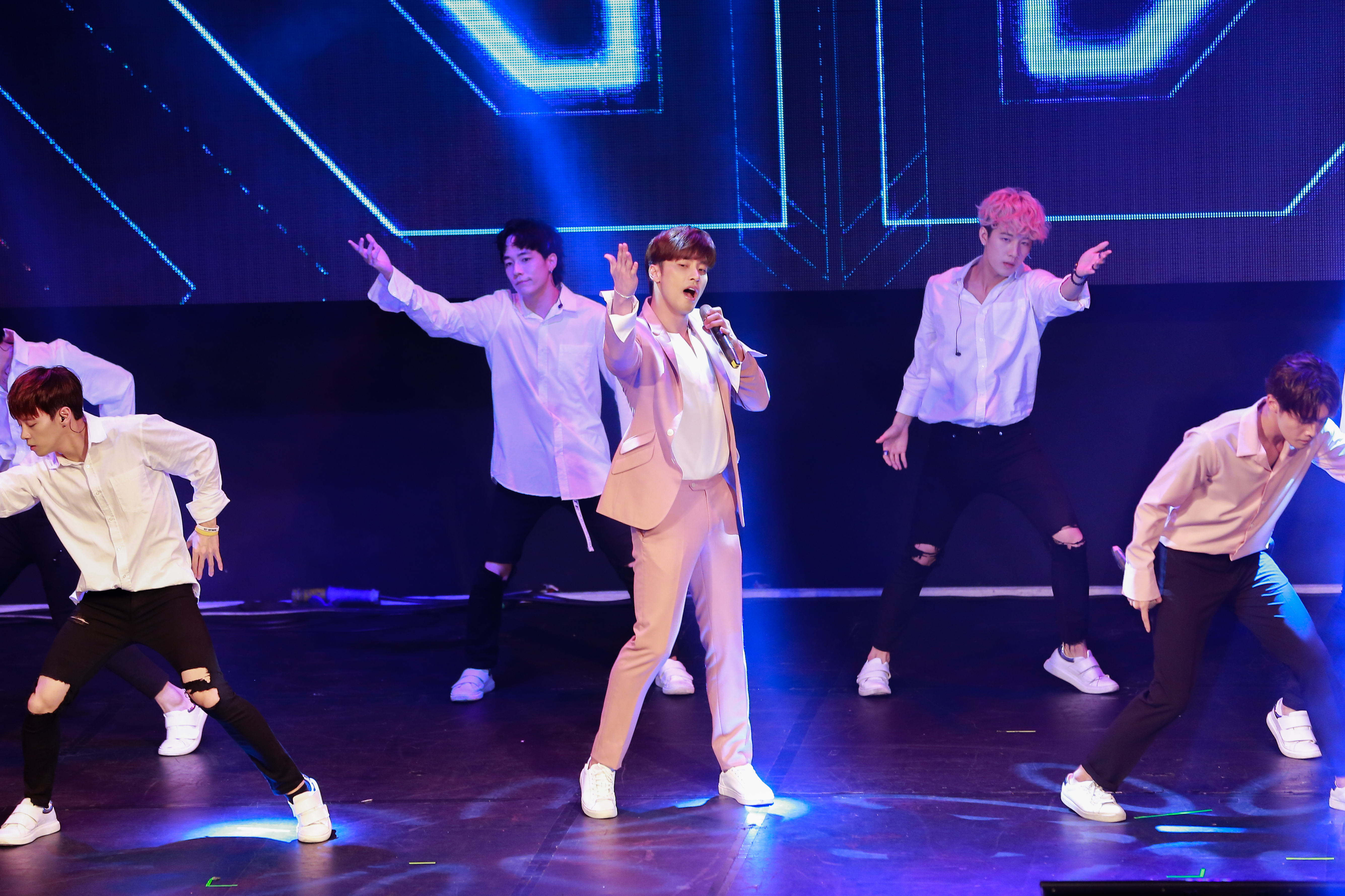 韓星成勛以熱歌勁舞開場，炒熱氣氛。