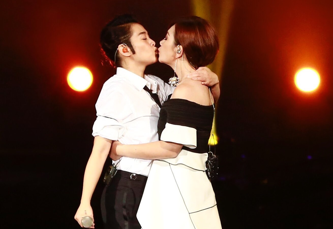 劉若英與嘉賓梁靜茹的親吻,令全場歌迷尖叫。