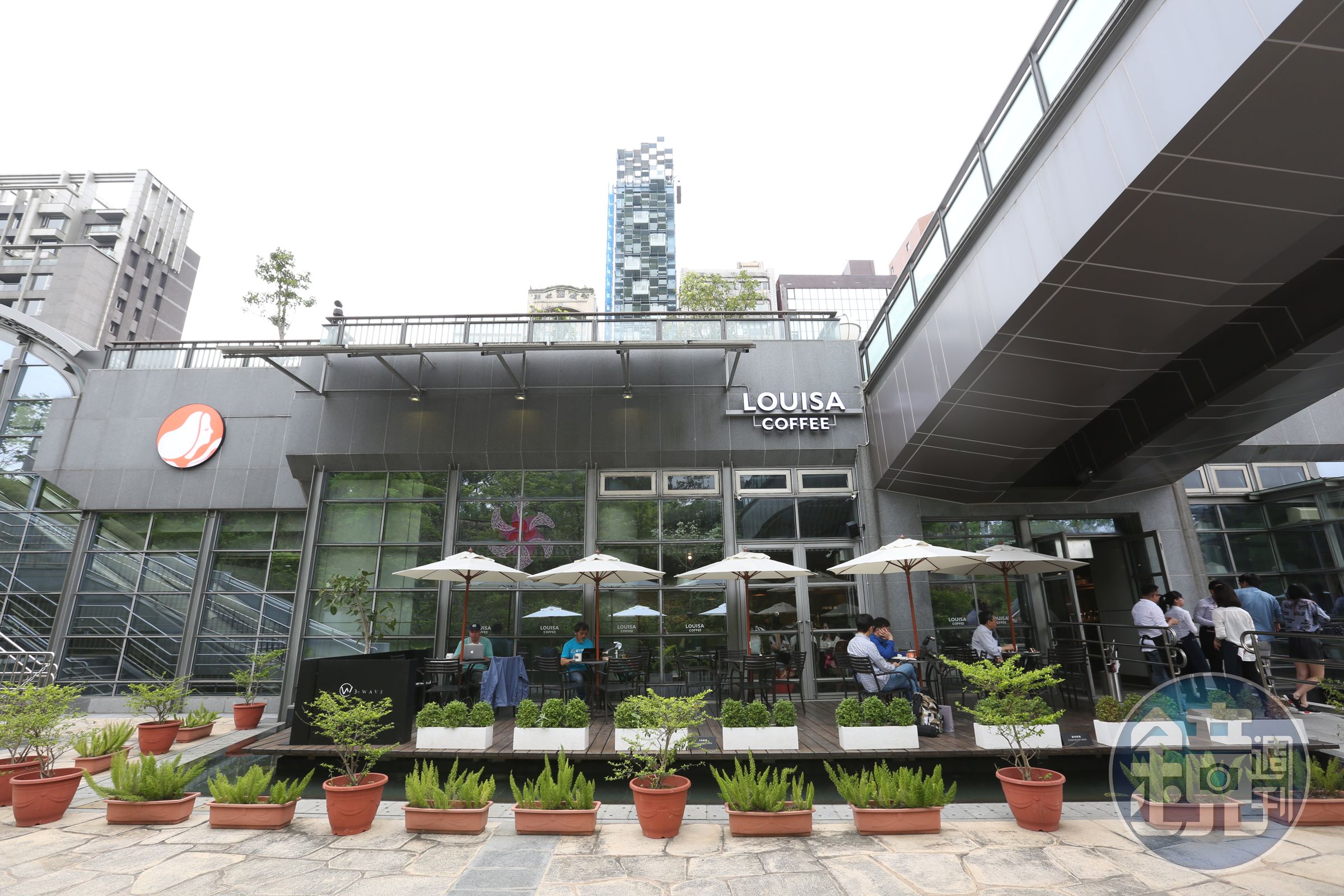 路易莎大安森林公園店空間寬敞，還有戶外座位區，很有國外咖啡店的氛圍。