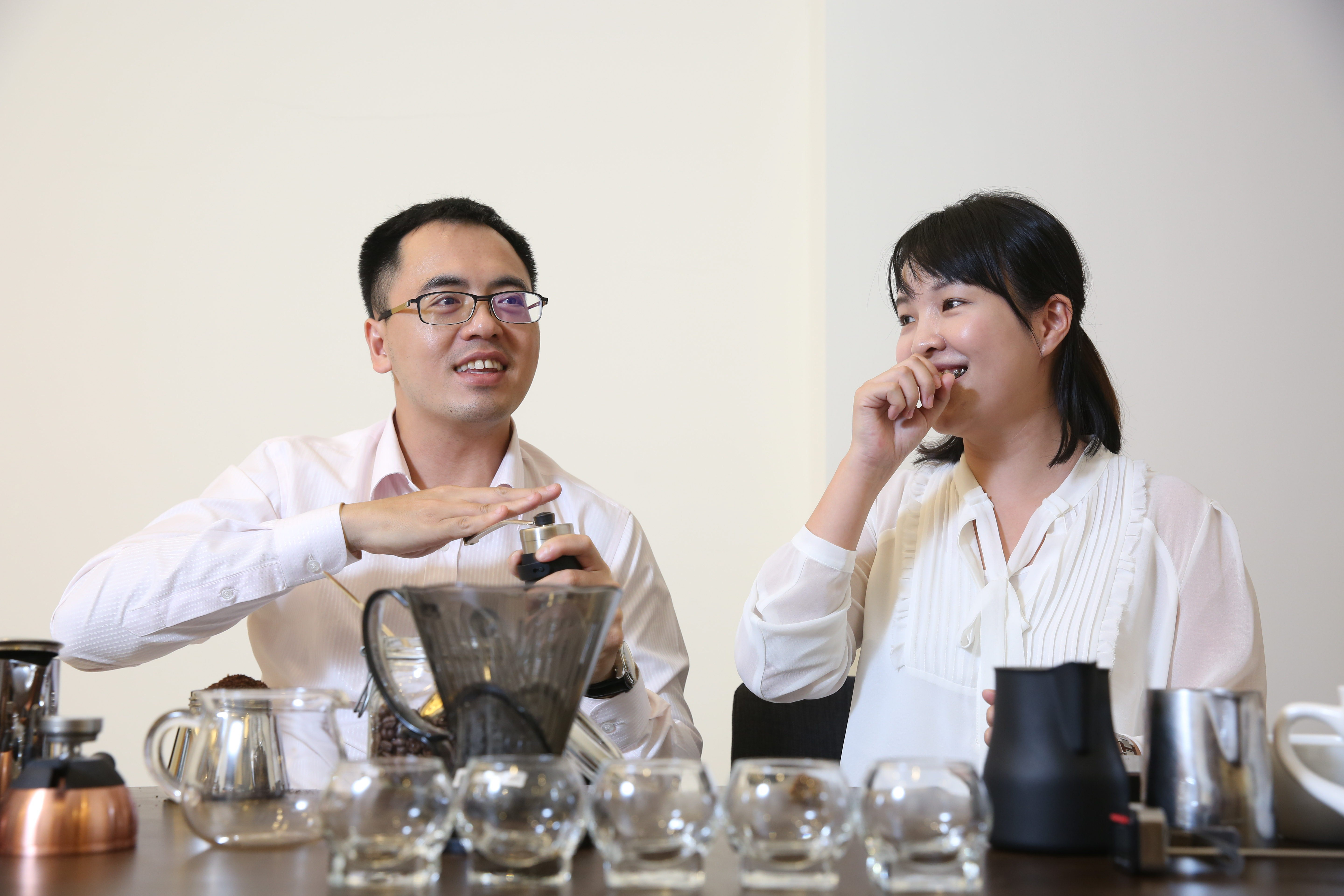 黃銘賢（左）因為咖啡認識太太徐愛筑（右），現在太太也進公司擔任杯測師。