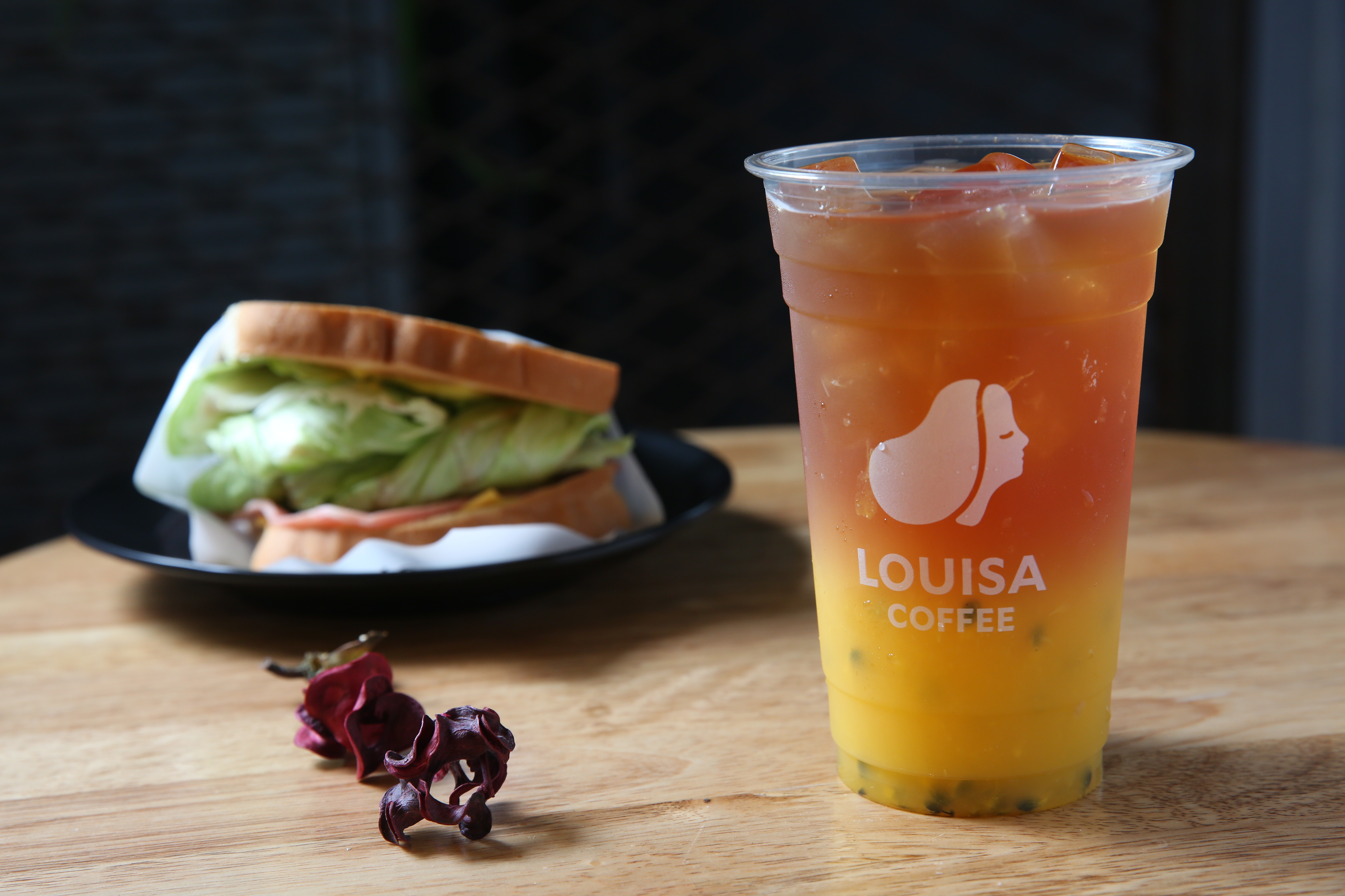 路易莎創立第2年時，推出現榨水果茶等茶飲系列，當時一天就可賣100杯。（經典水果茶，45元／中杯）