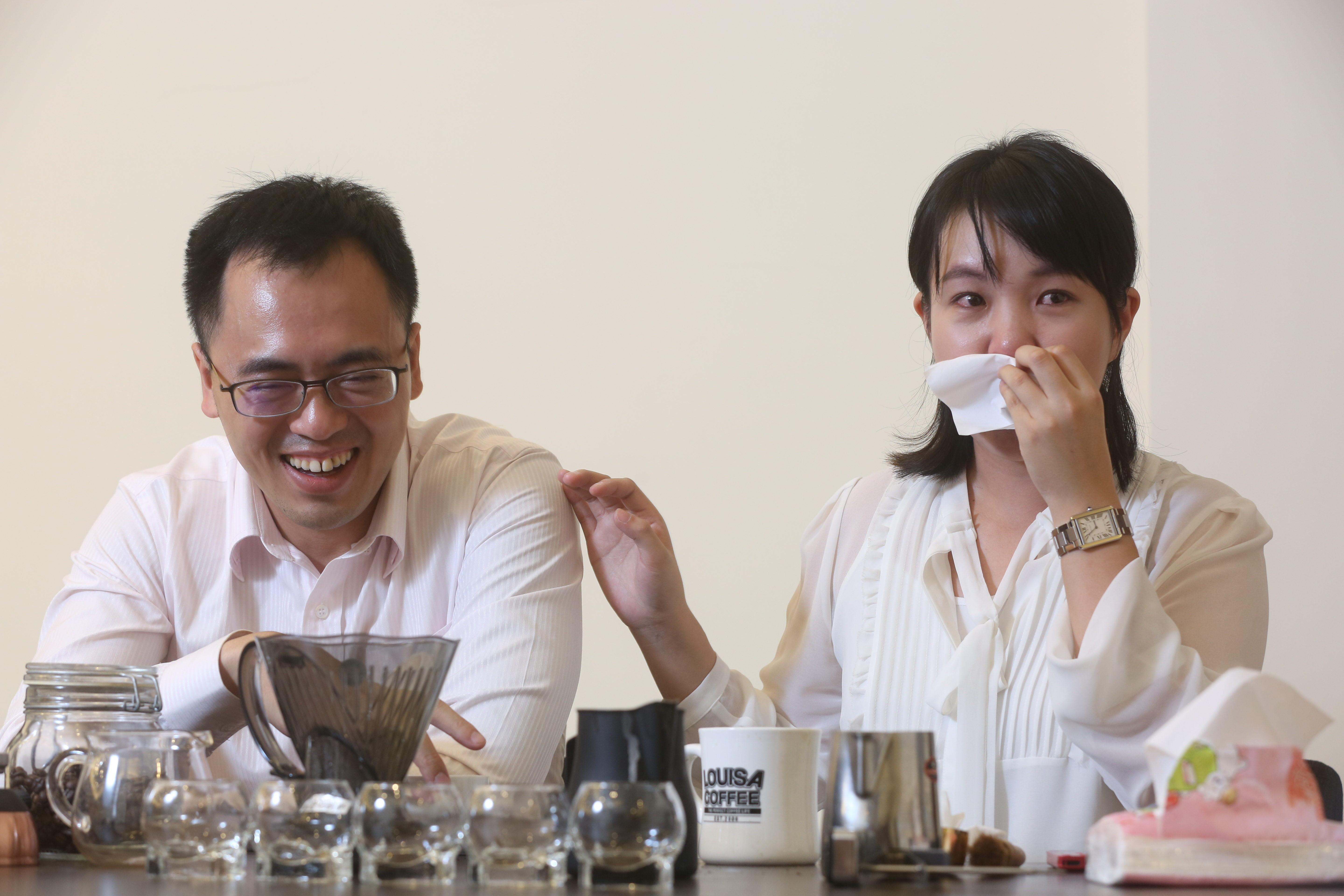 黃銘賢(左)因工作得了躁鬱症,太太徐愛筑(右)自責認為和自己產後憂鬱也有關係。