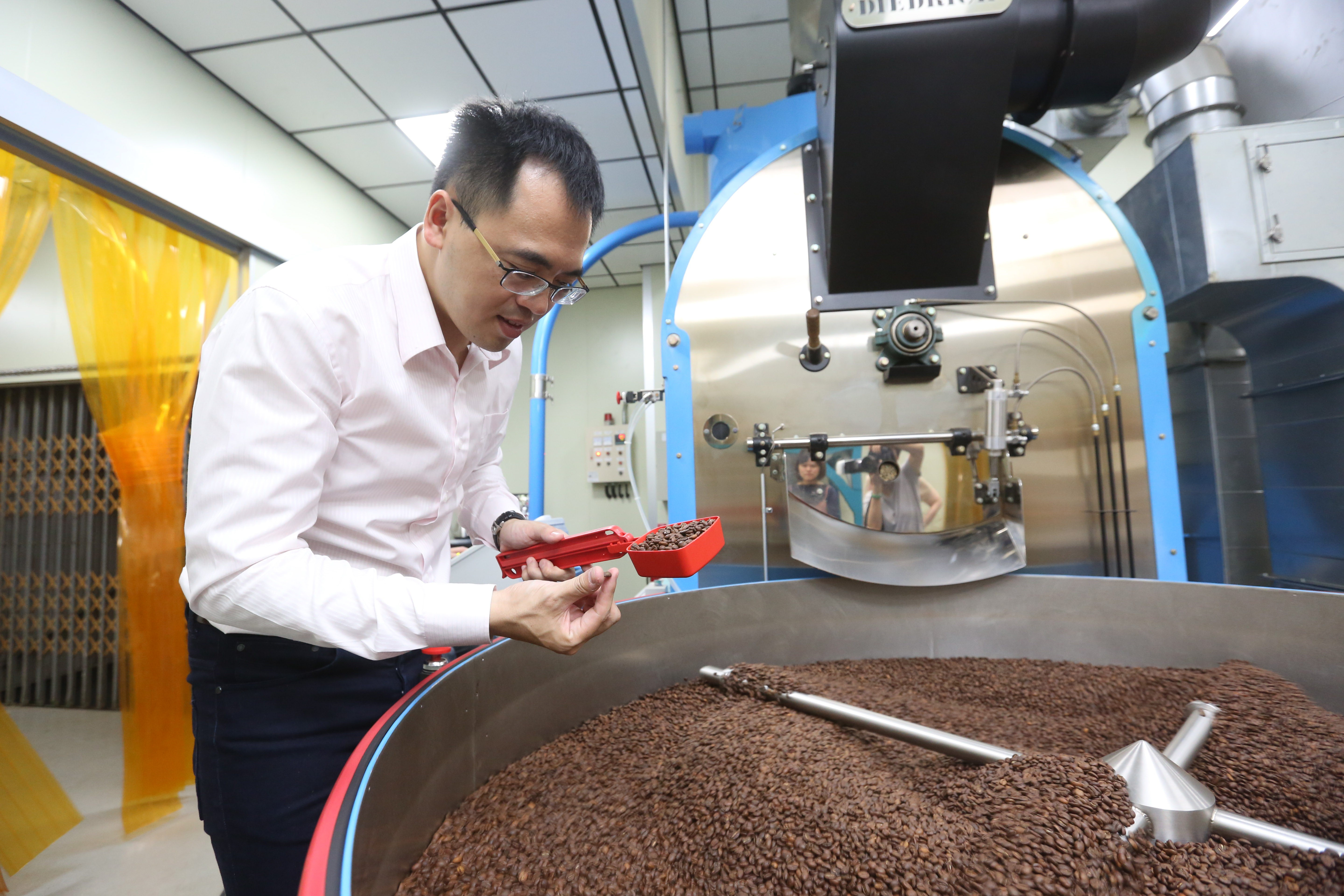 為了烘豆，黃銘賢曾搬過五次廠房。