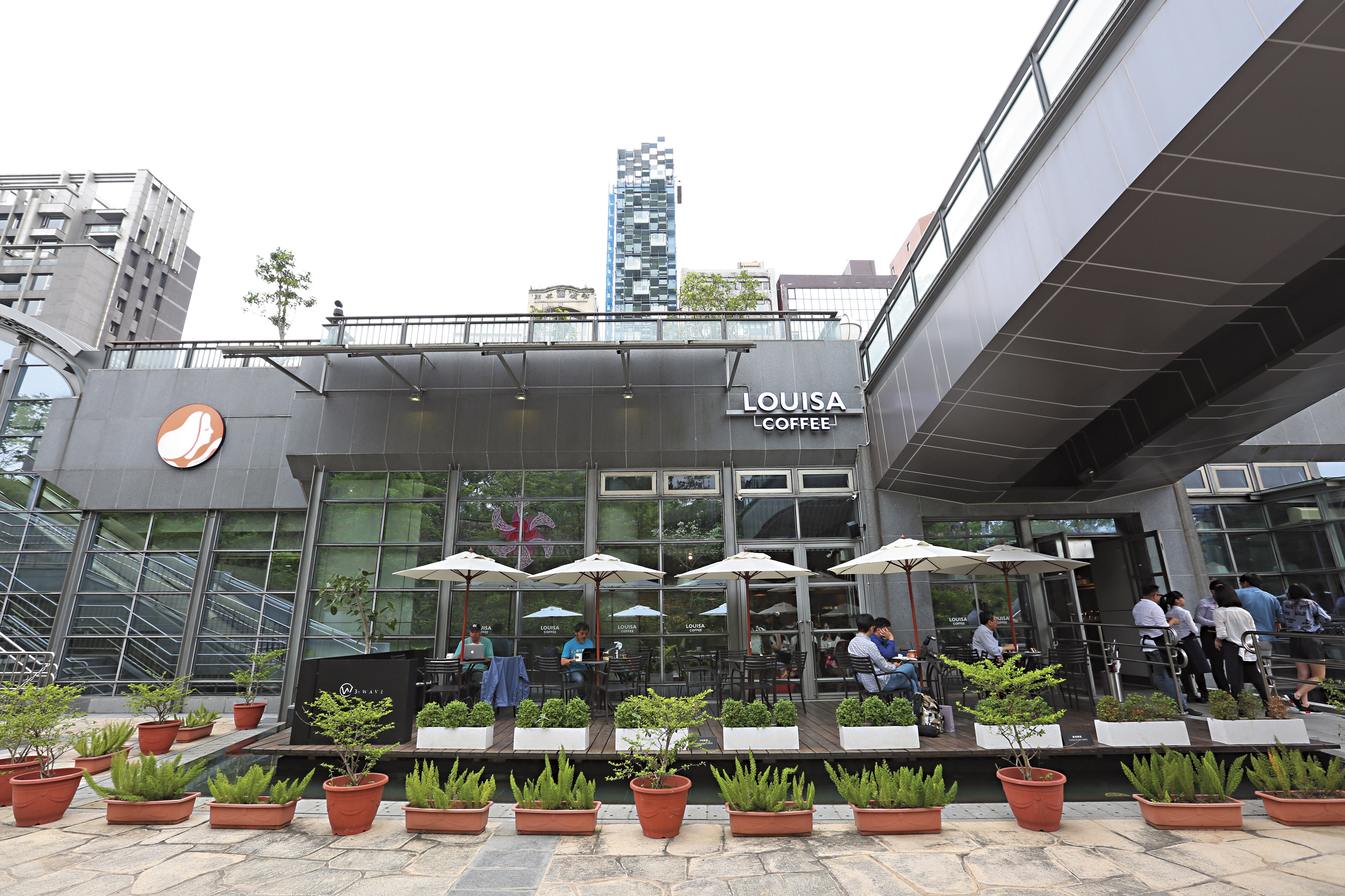 路易莎大安森林公園店間空間寬敞，很有國外咖啡店的氛圍。