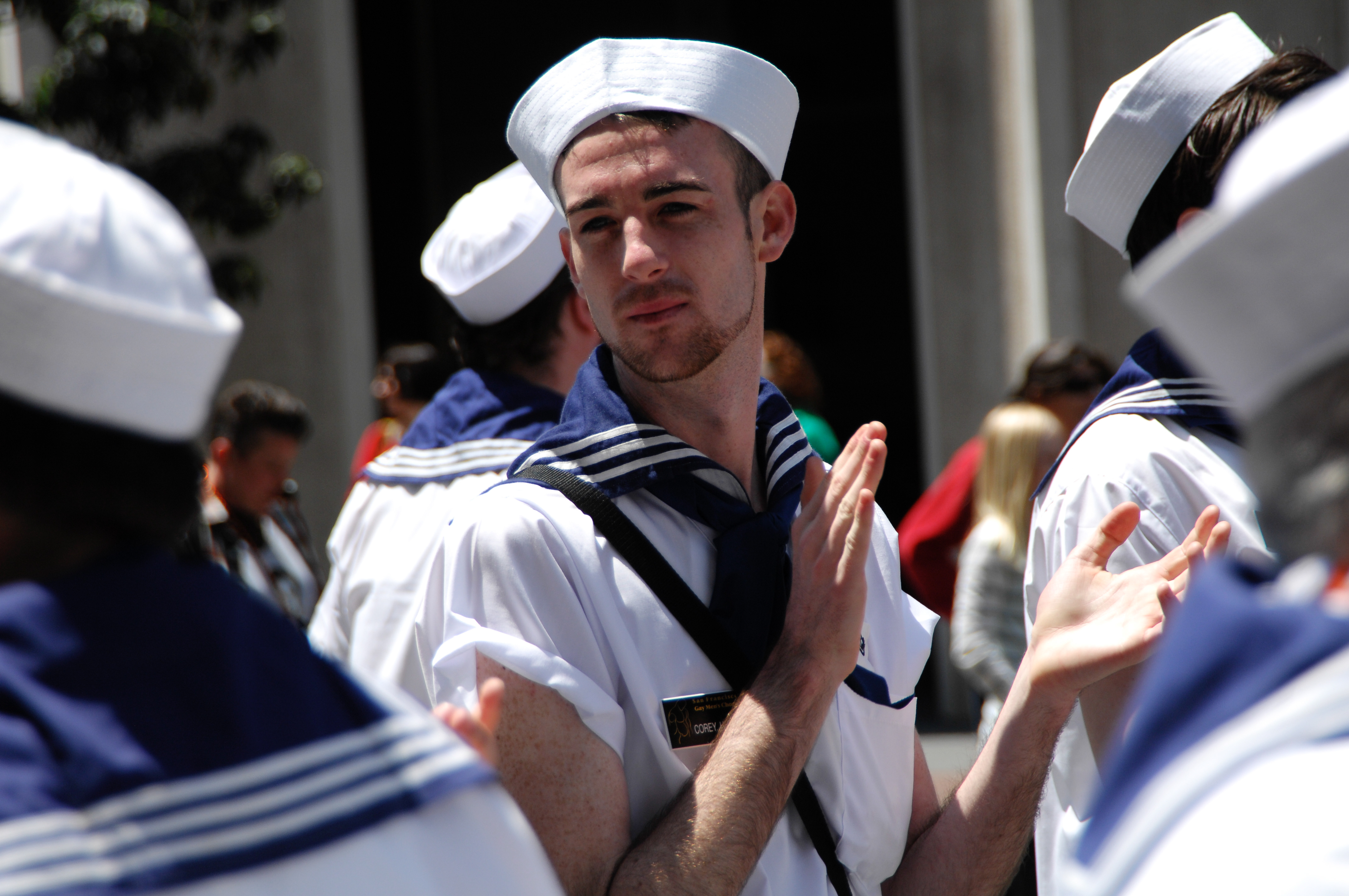 穿著水手制服更顯帥氣迷人。
