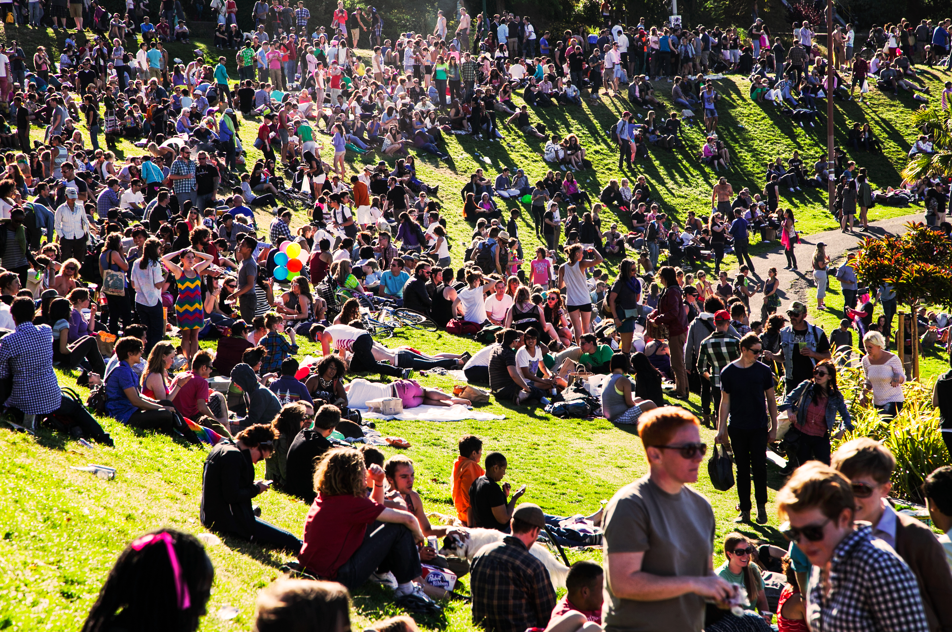大遊行前一天在Dolores Park聚集了滿滿人潮。
