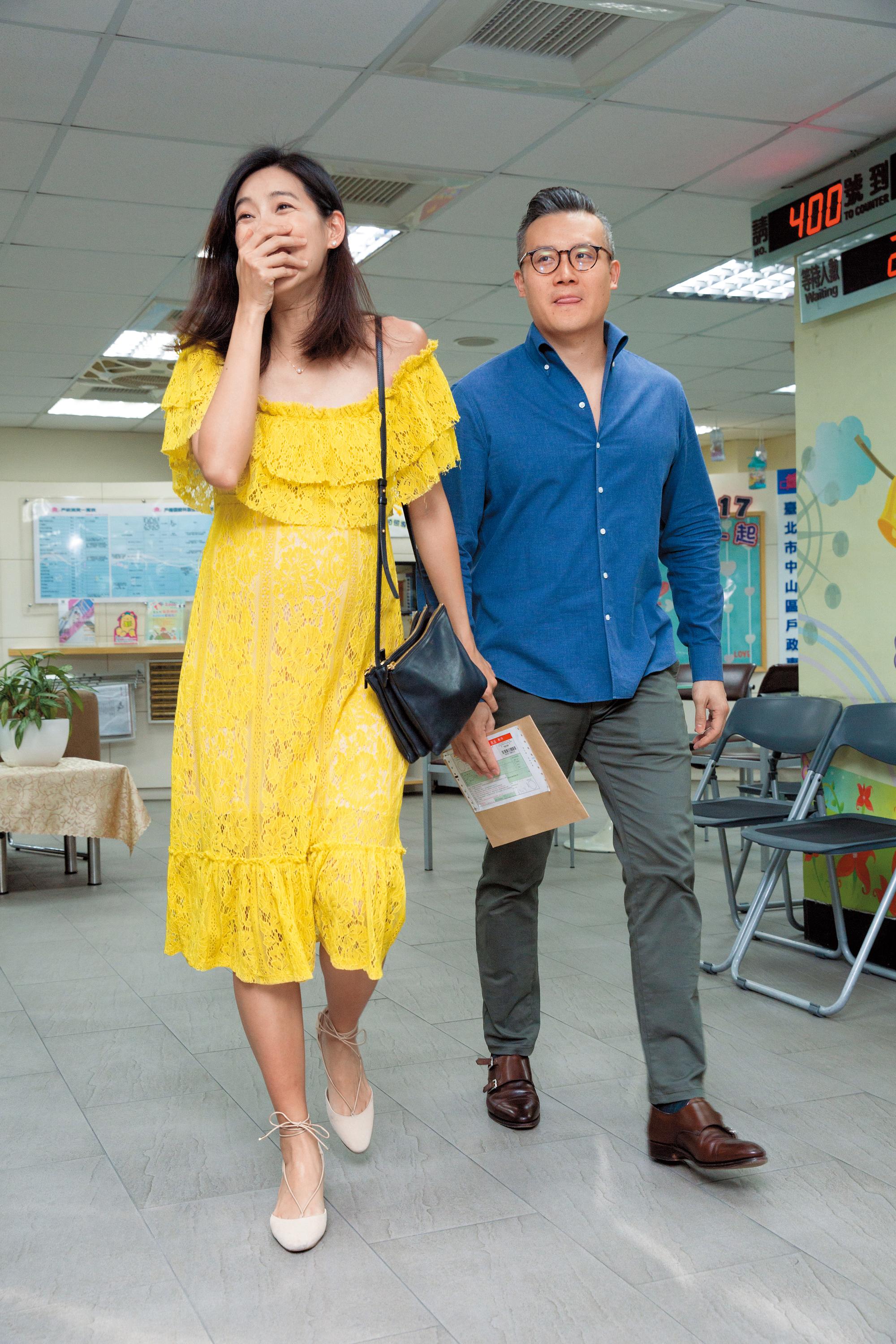 8月9日下午5點,林可彤跟老公Tom一起到戶政事務所辦理結婚登記手續。