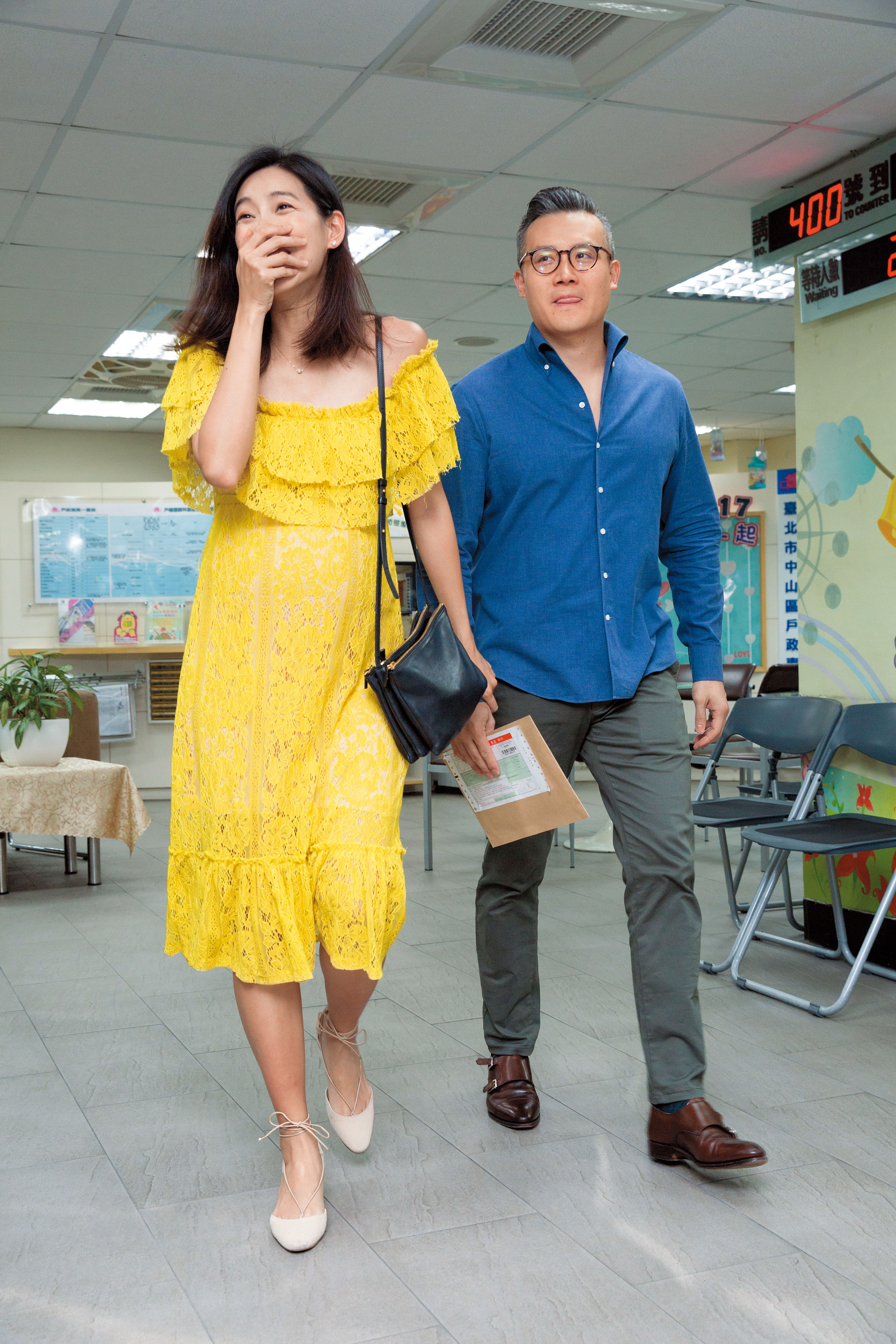 8月9日下午5點，林可彤跟老公Tom一起到戶政事務所辦理結婚登記手續。