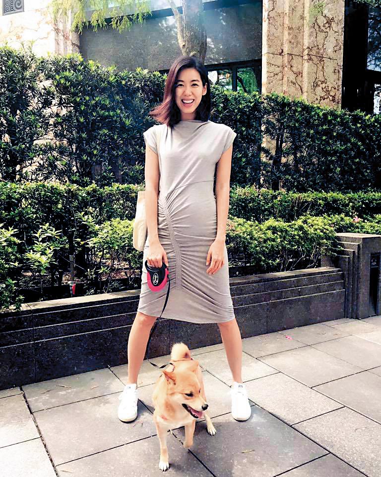 林可彤對領養回來的柴犬女兒Toro疼愛有加,即使大著肚子不方便,也要天天帶牠去散步。(翻攝自林可彤臉書)