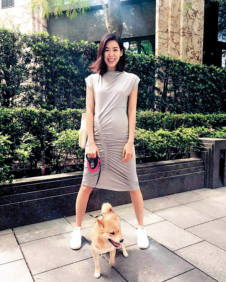 林可彤對領養回來的柴犬女兒Toro疼愛有加，即使大著肚子不方便，也要天天帶牠去散步。（翻攝自林可彤臉書）