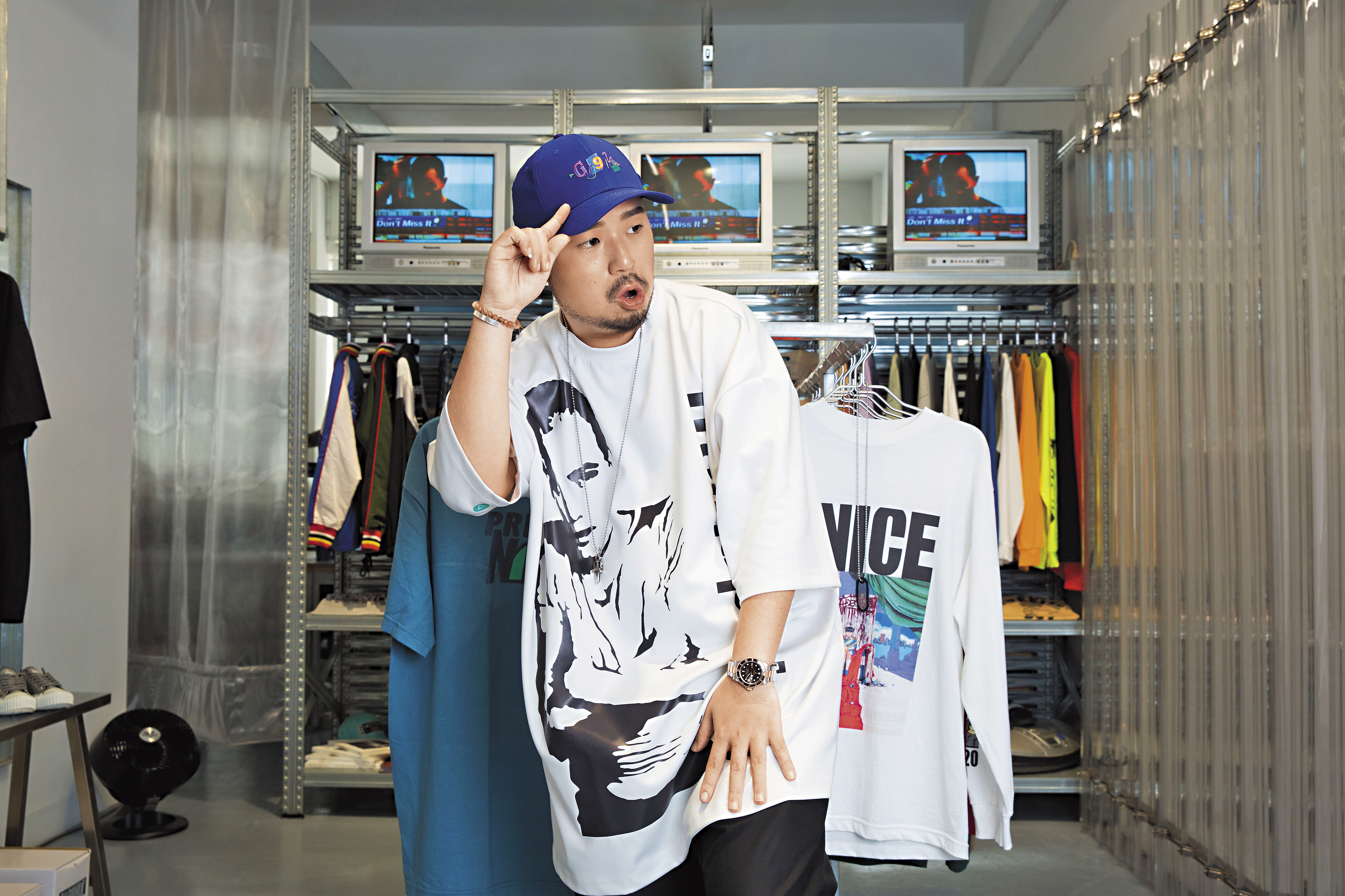 阿達從高中時期就迷上嘻哈文化，從音樂、穿著都受到影響，風靡到會自己設計帽子、衣服，自己穿上身，也大方跟歌迷、朋友分享。