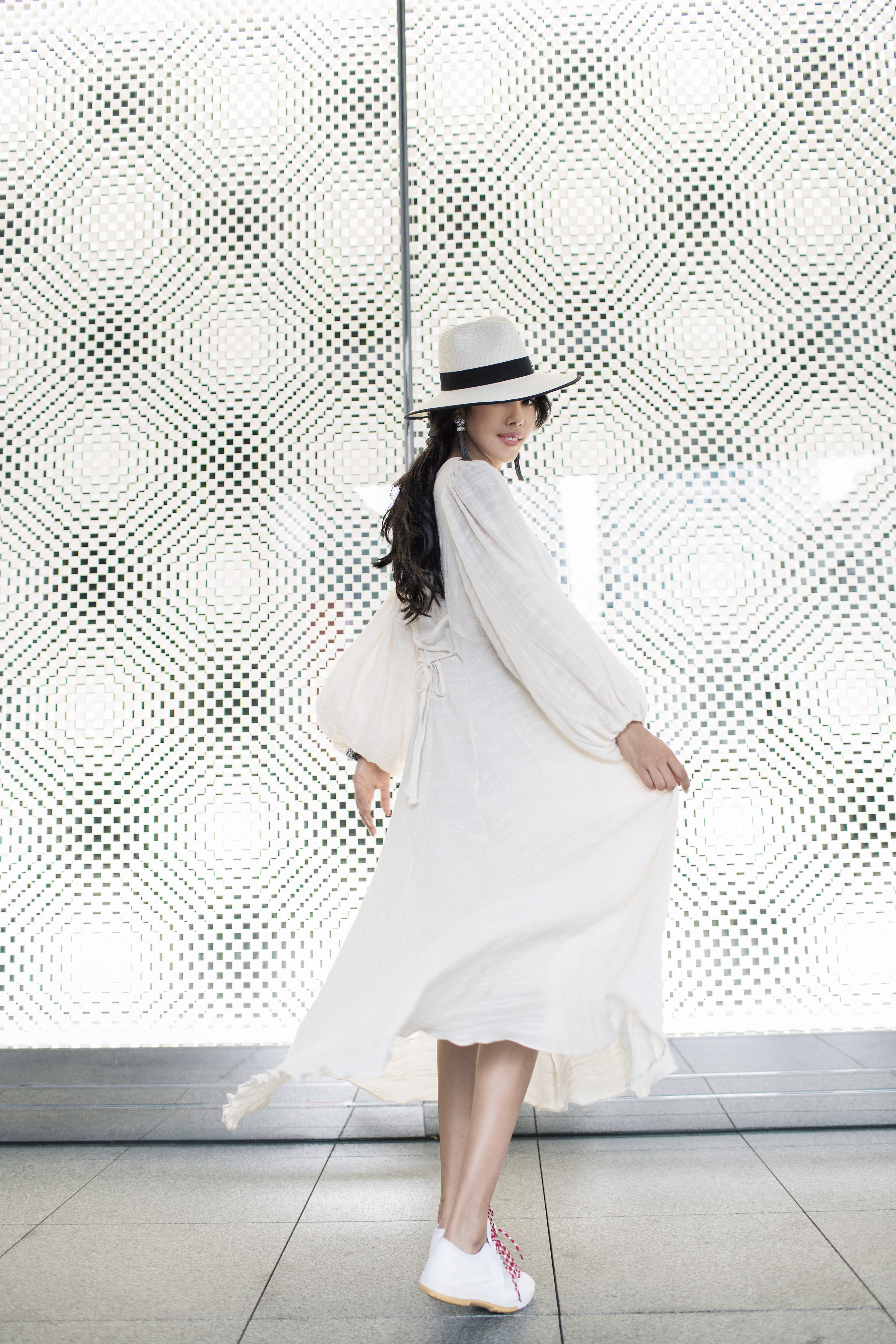 CHLOE CHEN白色帽子。NT$7,980；CHLOE CHEN白色洋裝。NT$8,900；Feiyue球鞋。NT$1,980