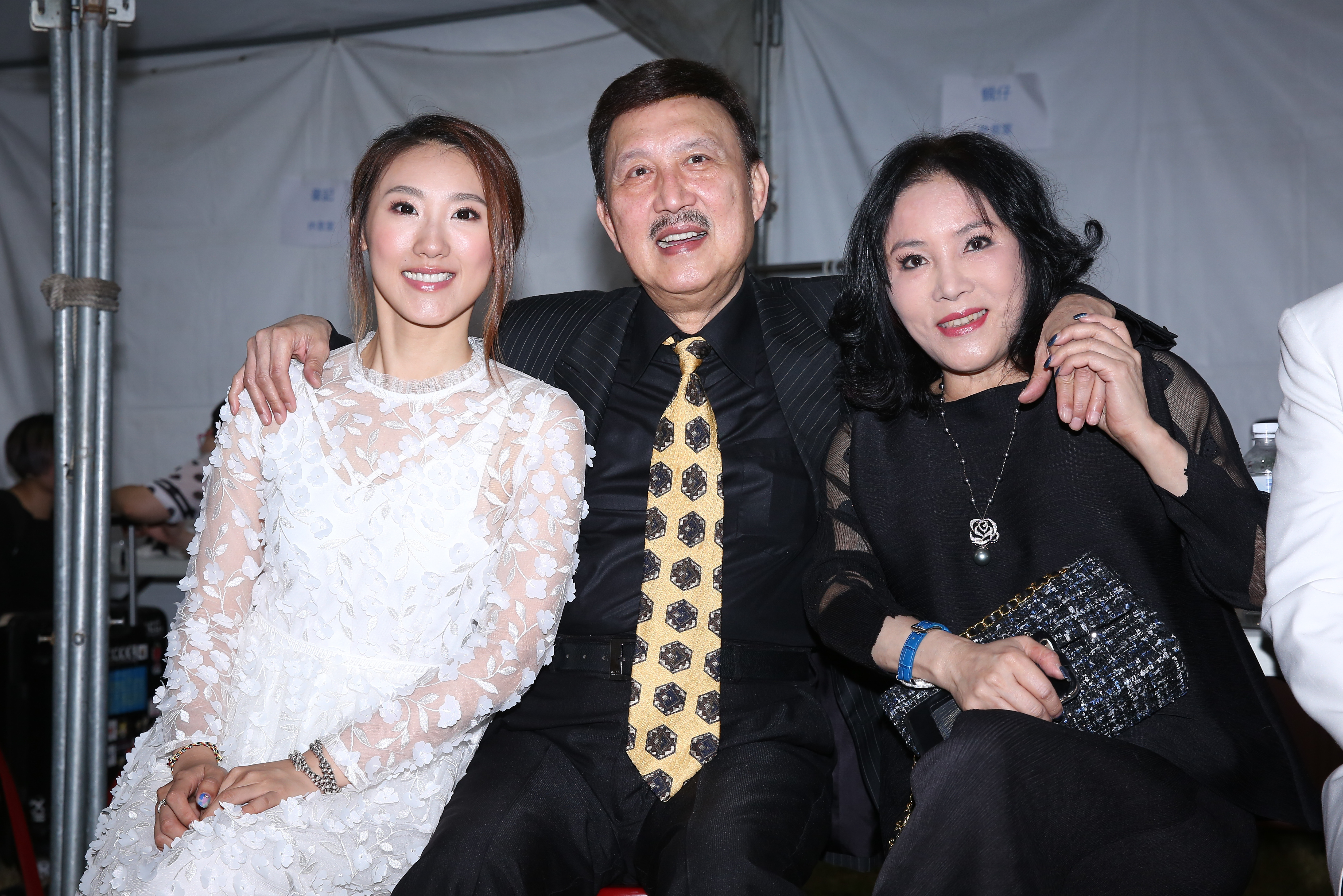 余天、李亞萍擔任歌廳秀壓軸，憶老友忍不住淚崩。