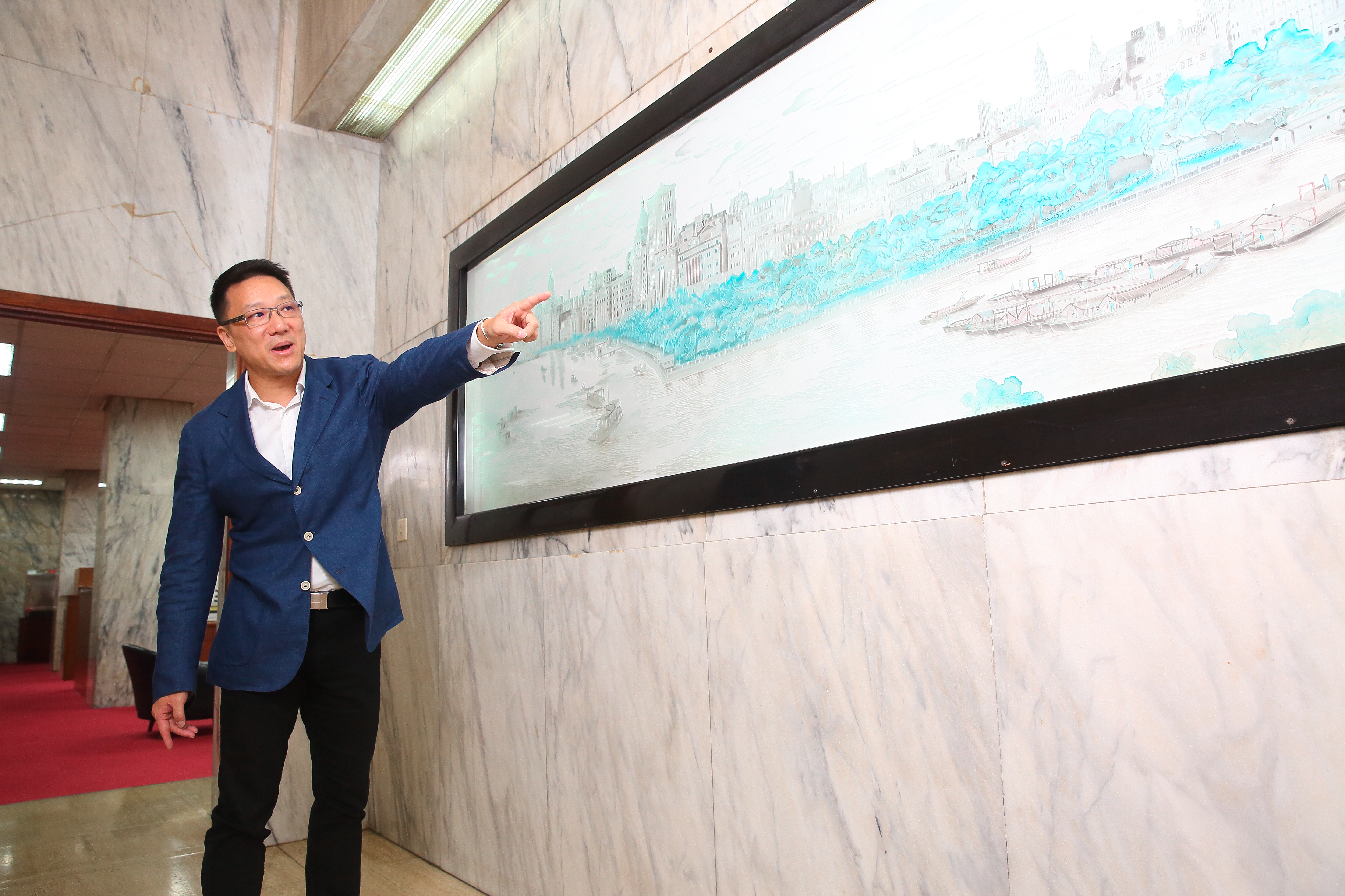 嘉泥創辦人張敏鈺在上海開紡織廠起家，董事長張剛綸（圖）表示，當年祖父看到的上海景色，被製成畫像掛在嘉新大樓裡。