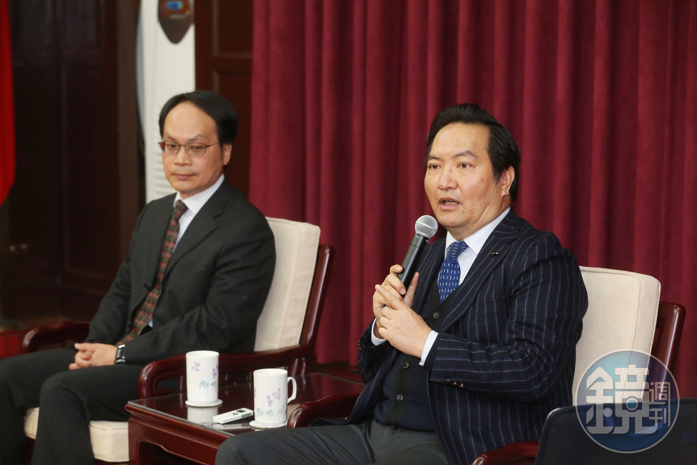 法扶基金會羅秉成董事長（右）也參與司改國事會議，他宣示今年為法扶改革元年，希望對法扶進行通般檢討與改革，以符合社會期待。