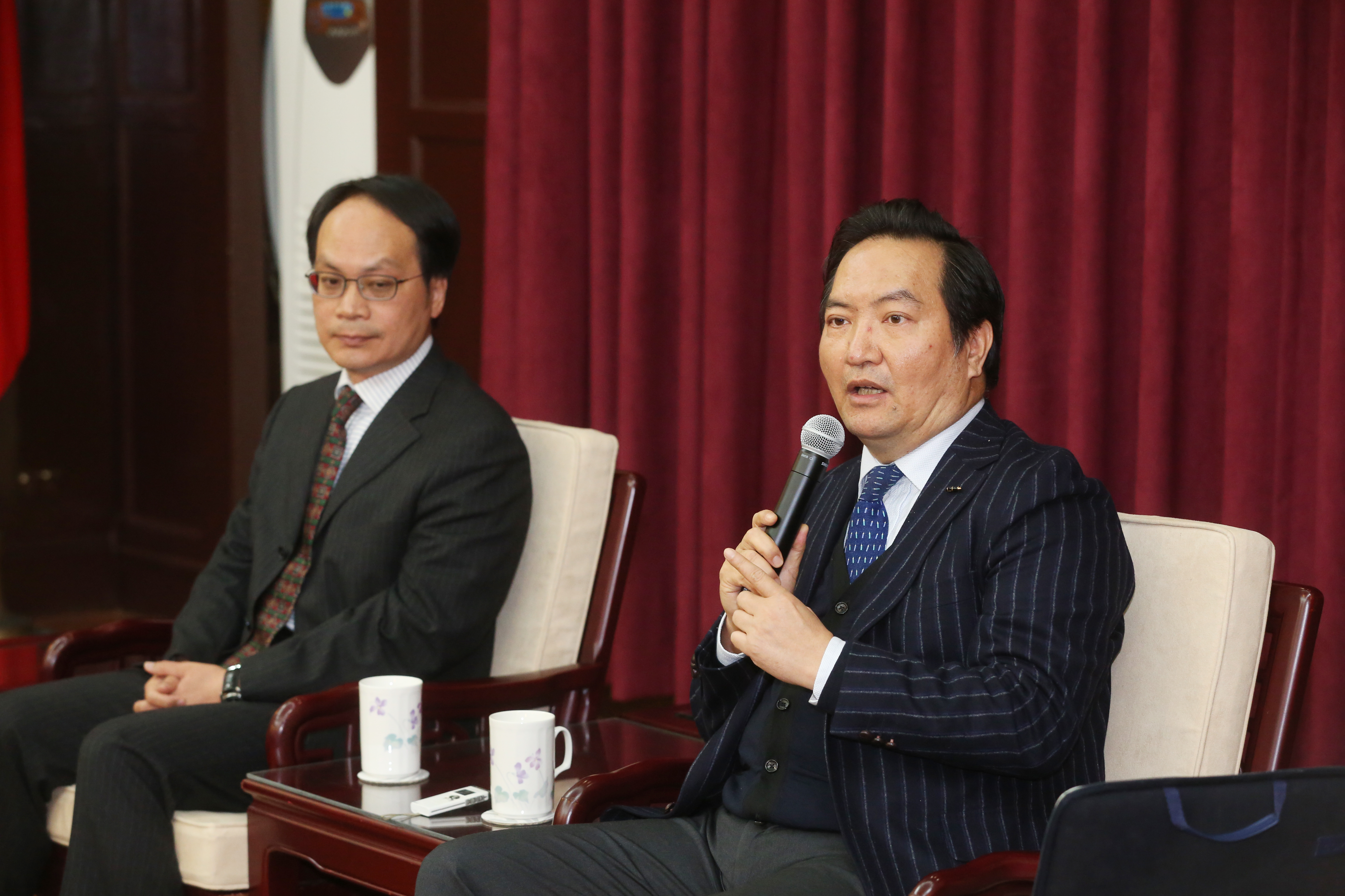 法扶基金會羅秉成董事長（右）也參與司改國事會議，他宣示今年為法扶改革元年，希望對法扶進行通般檢討與改革，以符合社會期待。