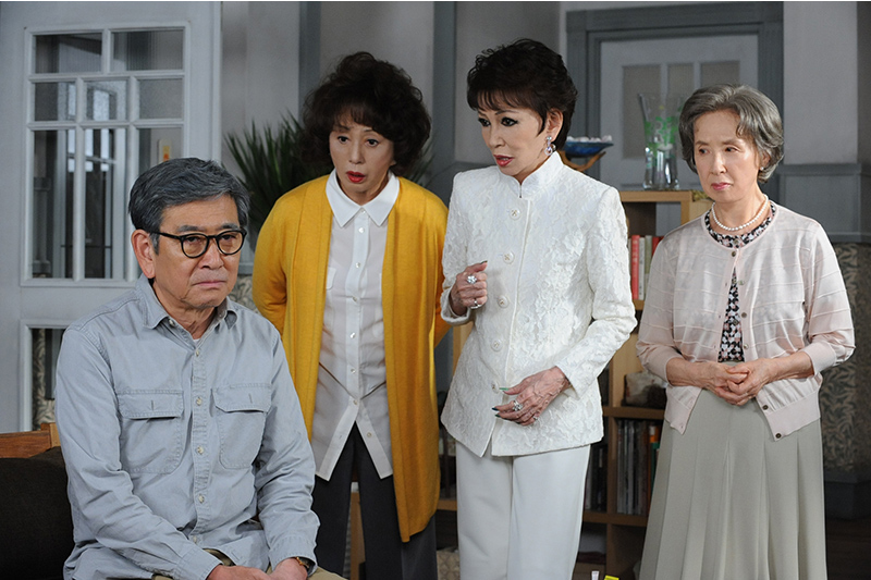 知名劇作家倉本聰，專為銀髮族而寫的連續劇《安寧之鄉》，故事背景設定，只有對電視圈有貢獻的自由創作者，才能入住的免費養老院，藉由探討高齡化社會議題，批判當今電視生態。