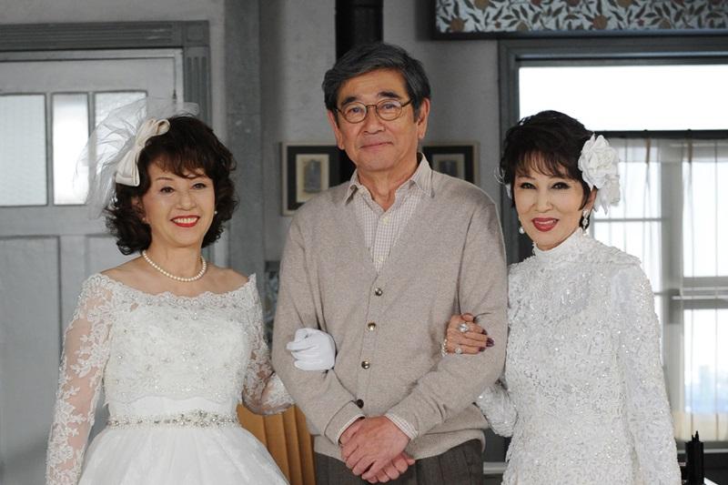 76歲的男主角石坂浩二(中),與離婚17年的前妻淺丘琉璃子(右),以及前女友加賀真理子(左)同台演出,還合拍「婚紗」劇照,是戲迷們最津津樂道的話題。