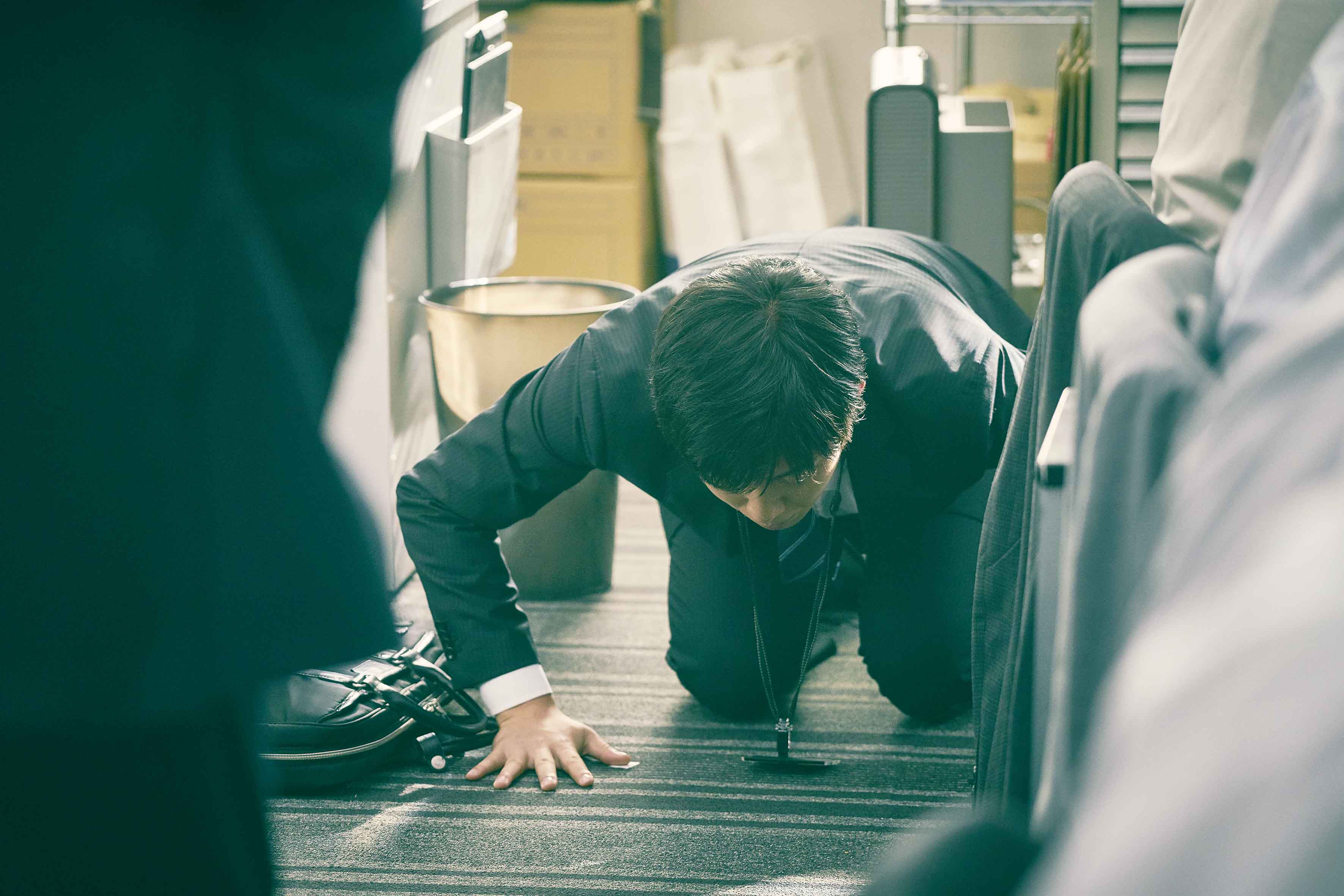 工藤阿須加在片中因為業績無法提升，被上司逼迫下跪道歉，一點尊嚴都沒有。